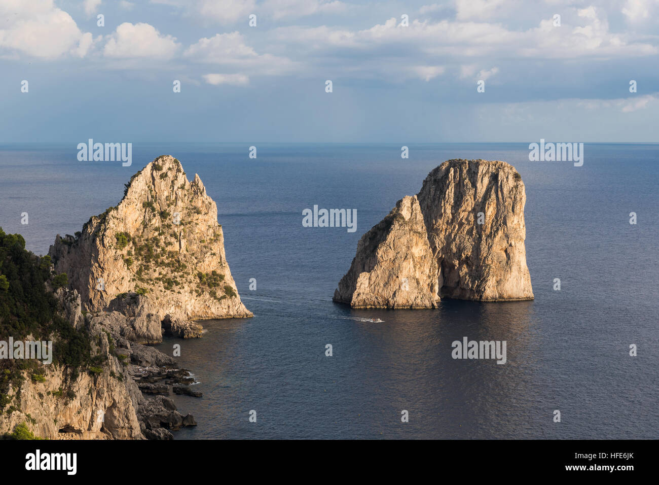 Le trio légendaire de Capri géants de la mer dans le soleil couchant, une île de Capri, dans la baie de Naples, Italie, Europe Banque D'Images