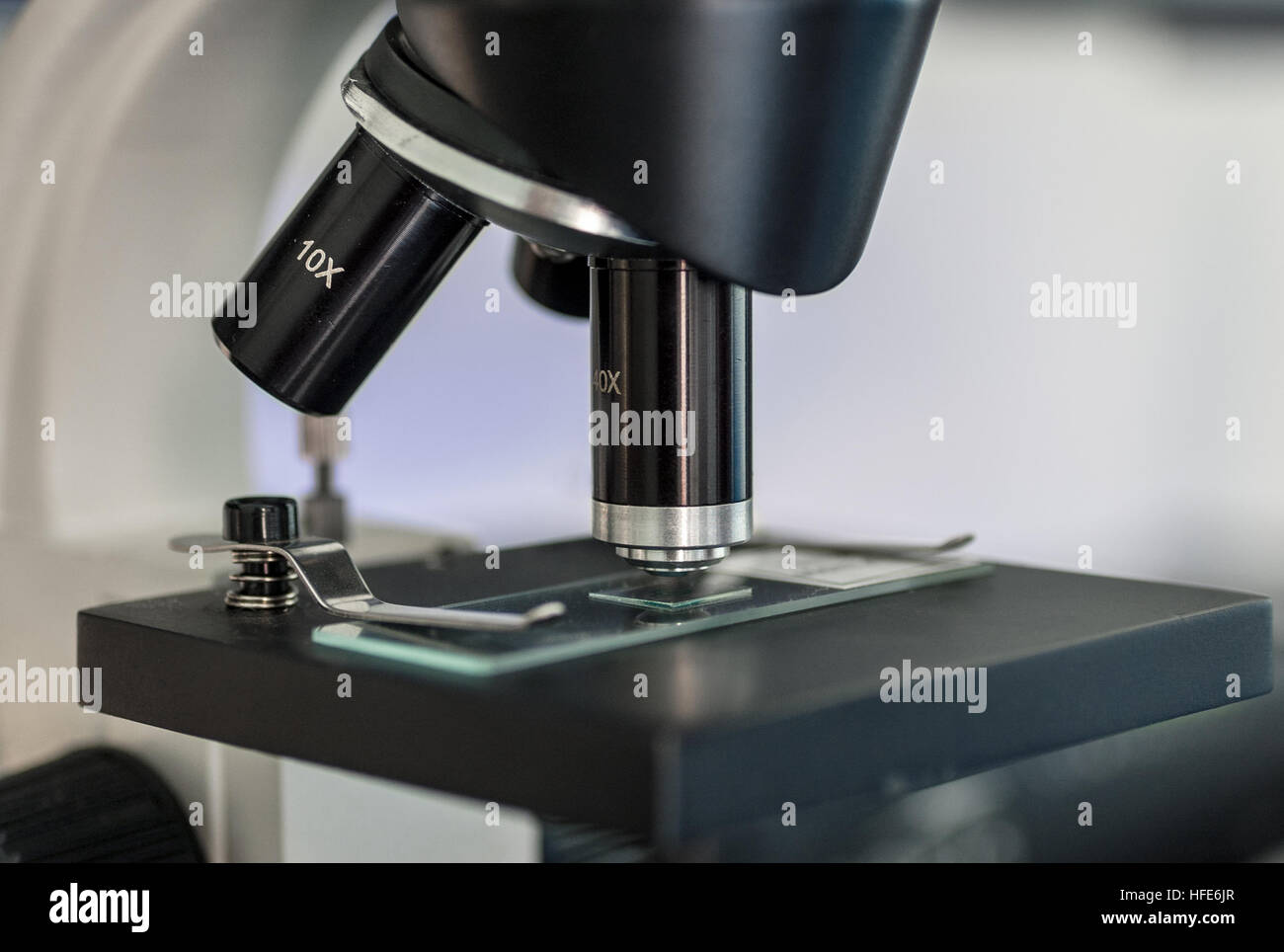 Lentille de microscope et glisser close up Banque D'Images