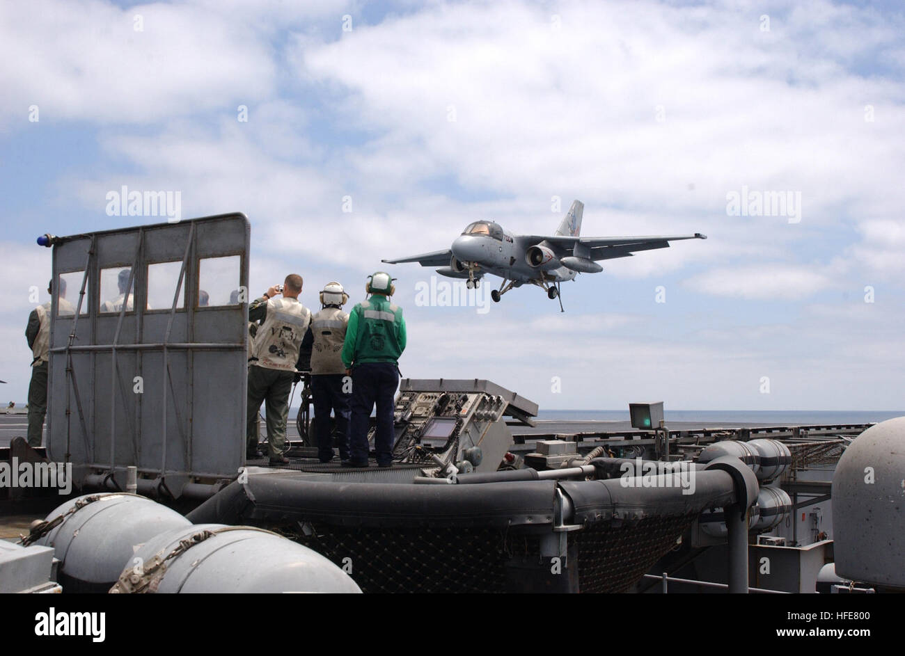 030501-N-6020P-017 de l'océan Pacifique (1 mai 2003) -- Le Président George W. Bush pièges avec succès à bord du USS ABRAHAM LINCOLN (CVN 72) dans un S-3B Viking affecté à la mer bleue de loups de l'Escadron de contrôle trois cinq (VS-35) désigné '1' de la marine. Le président Bush est le premier président de séance pour piéger à bord d'un porte-avions en mer. Le Président est d'une visite à bord du navire pour rencontrer les marins et s'adresser à la nation comme Lincoln se prépare à retourner d'un 10 mois de déploiement dans le golfe Persique dans le cadre de l'opération Iraqi Freedom. U.S. Navy photo by Photographer's Mate Airman Gabr Banque D'Images