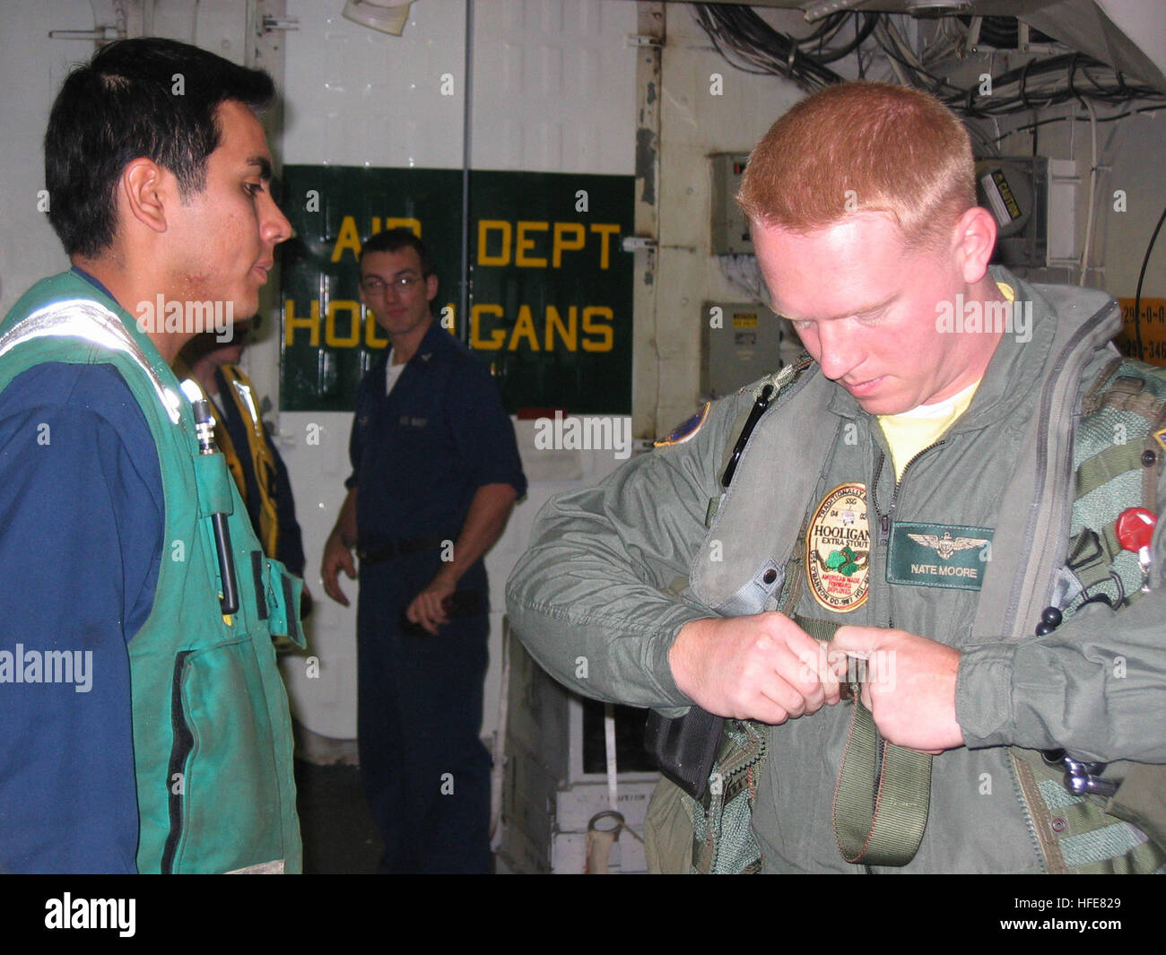 050111-N-6974G-005 Israël (janvier 1985). 11, 2005) Ð ElectricianÕs Aviation Mate de 3e classe Eric Hernandez assiste le lieutenant J.G. Nate Moore alors qu'il se prépare pour une journée de recherche et de sauvetage (PNRS) mission aérienne. Le vol était un de plusieurs jour et nuit pour l'évolutions USS O'Bannon (DD 987) comme le navire a participé à la septième assemblée annuelle Reliant Mermaid exercice au large de la côte d'Israël. Sirène autonome est une entente trilatérale, l'exercice de recherche et sauvetage humanitaire impliquant des navires et aéronefs d'Israël, la Turquie et les États-Unis. Photo de la Marine américaine par le lieutenant J.G. David Luckett (libéré) US Navy 050111-N-697 Banque D'Images