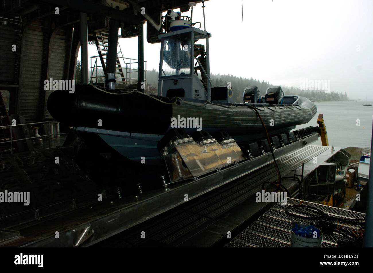 050204-N-7676W-234 Freeland, Washington (fév. 4, 2005) - Une embarcation pneumatique à coque rigide (RHIB) repose sur une rampe de lancement à l'arrière de la baie mission à bord du navire le plus récent de la Marine, le Littoral (Craft-Experimental Surface X-Craft), Sea Fighter (FSF), à 1 frères Nichols Boat Builders dans Freeland, Washington Sea Fighter sera utilisée pour évaluer la performance hydrodynamique, comportement structural, de la mission de la flexibilité et du système de propulsion de navires à grande vitesse. Le X-Craft est un catamaran en aluminium à haute vitesse qui permet de tester une variété de technologies, ce qui permettra à la Marine de fonctionner plus efficacement dans littoral o Banque D'Images