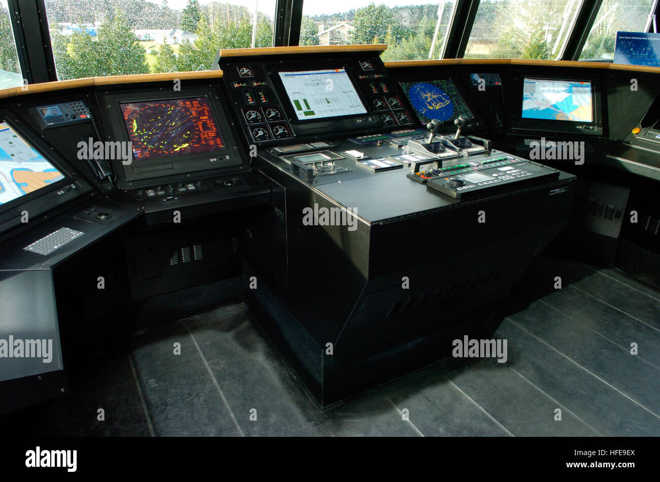 050205-N-7676W-611 Freeland, Washington (fév. 5, 2005) - Le pont à bord du navire le plus récent de la Marine américaine, la surface du Littoral (Craft-Experimental X-Craft), Sea Fighter (FSF), à 1 frères Nichols Boat Builders dans Freeland, Washington Sea Fighter sera utilisée pour évaluer la performance hydrodynamique, comportement structural, de la mission de la flexibilité et du système de propulsion de navires à grande vitesse. Le X-Craft est un catamaran en aluminium à haute vitesse qui permet de tester une variété de technologies, ce qui permettra à la Marine de fonctionner plus efficacement en littoral ou les eaux du littoral. U.S. Navy photo de John F. Williams (libéré Banque D'Images