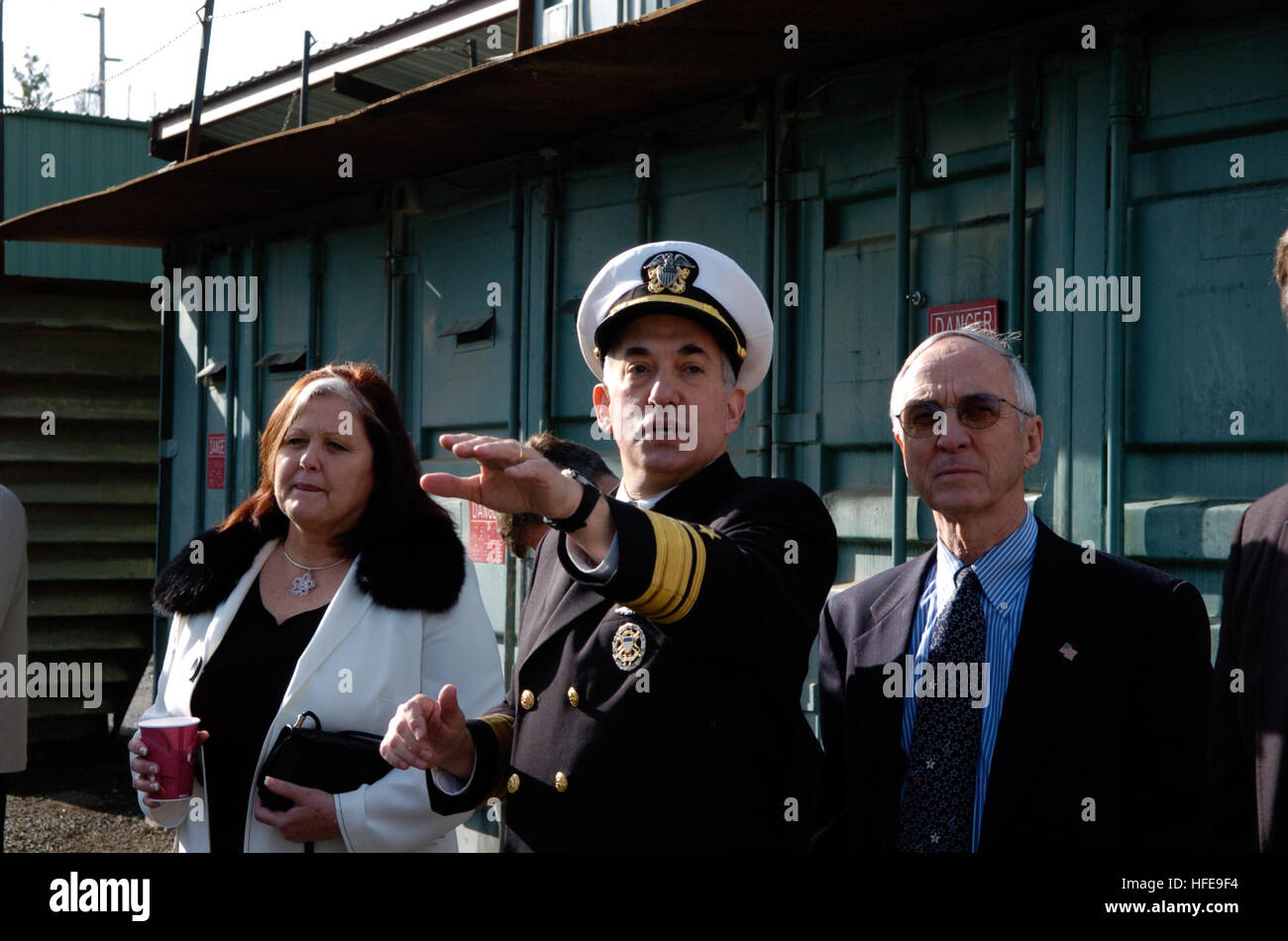 050205-N-7676W-657 Whidbey Island, Washington (fév. 5, 2005) - Le directeur de la recherche navale, arrière Adm. Jay M. Cohen, centre, effectue un tour de la surface du Littoral (Craft-Experimental expérimental X-Craft), Sea Fighter (FSF), 1 pour le secrétaire à la Marine (SECNAV) Gordon R. England et marraine du navire Mme Lynn Hunter, avant les cérémonies de baptême à Nichols Bros. Boat Builders dans Freeland, Washington Sea Fighter sera utilisée pour évaluer la performance hydrodynamique, comportement structural, de la mission de la flexibilité et du système de propulsion de navires à grande vitesse. Le X-Craft est un catamaran en aluminium à haute vitesse que l'ait Banque D'Images