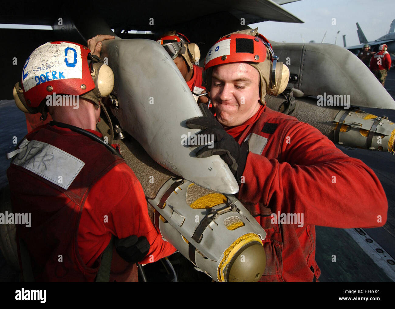 050209-N-4308O-001 Golfe Persique (fév. 9, 2005) - lance le Cpl. Joshua Willis, droite, avec d'autres marines explosées le personnel affecté à un escadron d'attaque de combat maritime un cinq (VMFA-115), charger une GBU-38 500 pound bombe guidée par satellite sur l'un de l'escadron, F/A-18A + Hornets, avant les opérations de vol à bord de l'USS Harry S. Truman (CVN 75). La GBU-38 est un 500-pound Joint Direct Attack Munition (JDAM) qui utilise une bombe Mk-82 standard et a été développé pour les bombardements de précision dans le combat urbain. Le Joint Direct Attack Munition (JDAM) est un kit d'orientation qui convertit les bombes non guidées int Banque D'Images
