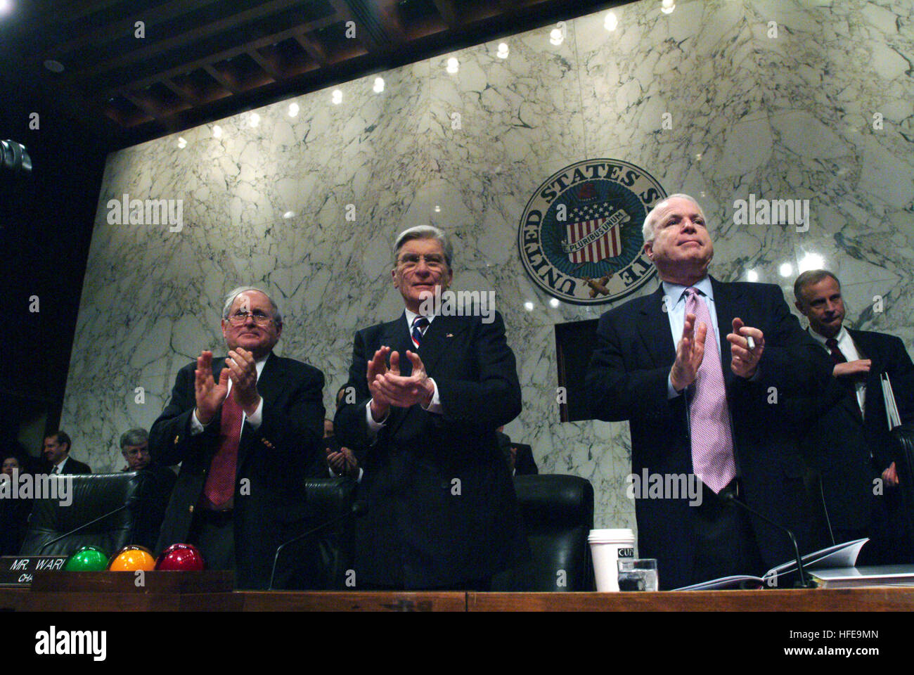 050210-N-2383B-005 Washington, D.C. (31 déc. 10, 2005) Ð de gauche, les sénateurs Carl Levin (D-MI), John Warner (R-VA) et John McCain (R-AZ) à l'honneur membres services aux États-Unis qui ont récemment revenu d'Iraq et étaient présents pour assister aux audiences pour la défense demande d'autorisation pour l'exercice 2006 et l'avenir Programme de défense. U.S. Navy photo de photographe en chef 4400 Johnny Bivera (publié) US Navy 050210-N-2383B-005 de gauche, les sénateurs Carl Levin (D-MI), John Warner (R-VA) et John McCain (R-AZ) à l'honneur membres services aux États-Unis Banque D'Images