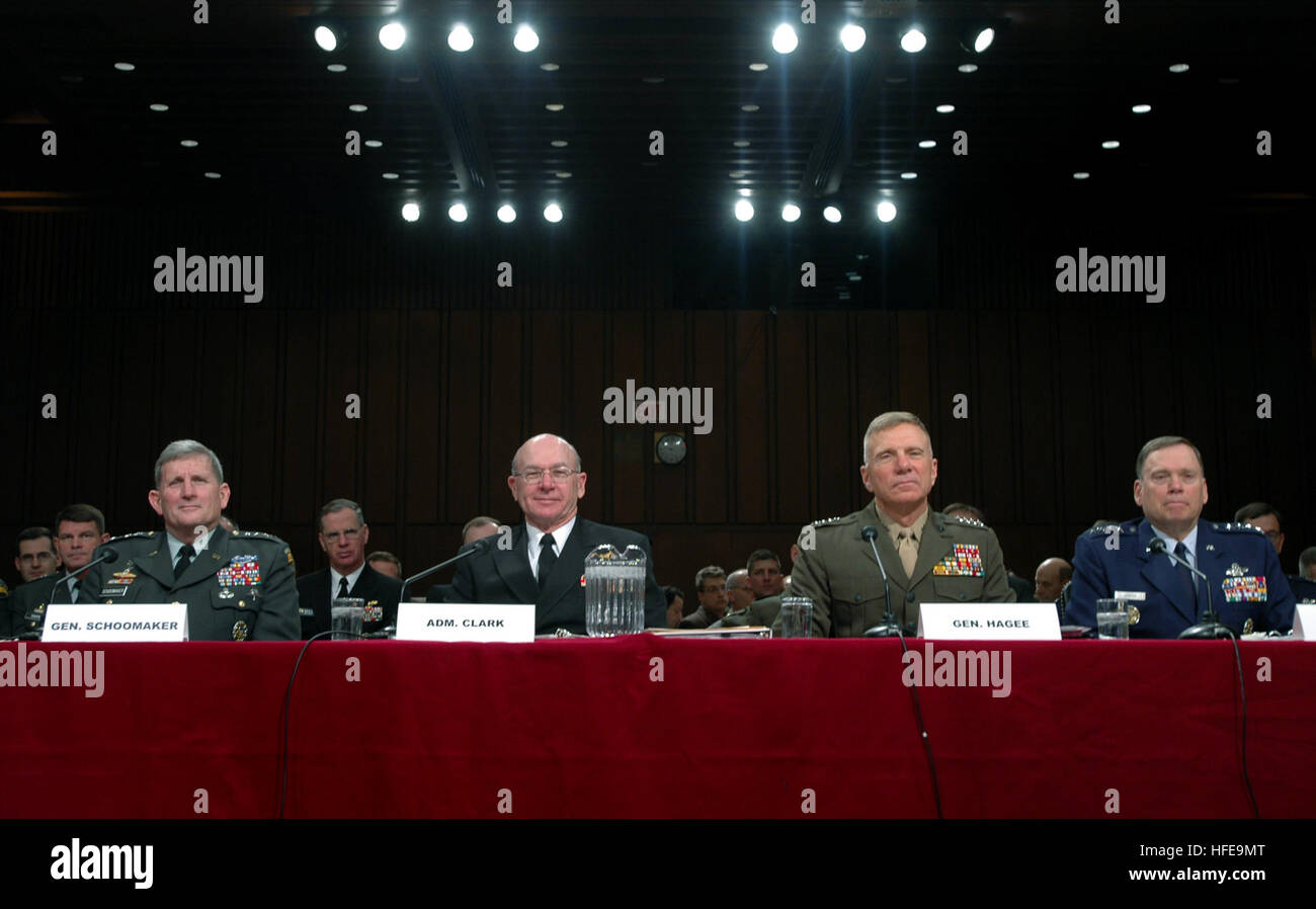 050210-N-2383B-074 Washington, D.C. (31 déc. 10, 2005) - Les membres de la Commission des forces armées du Sénat question top hauts dirigeants des Forces armées américaines, de gauche, chef de l'armée américaine, le général Peter Schoomaker, chef des opérations navales (ONC) Adm. Vern Clark, Commandant de la Marine Corps, le général Michael W. Hagee, et chef de l'US Air Force, le général John P. Cavalier, au cours de la demande d'autorisation de la Défense pour l'exercice 2006 et l'avenir Programme de défense. U.S. Navy photo de photographe en chef 4400 Johnny Bivera (publié) US Navy 050210-N-2383B-074 Les membres du Comité sénatorial des forces armées se Banque D'Images
