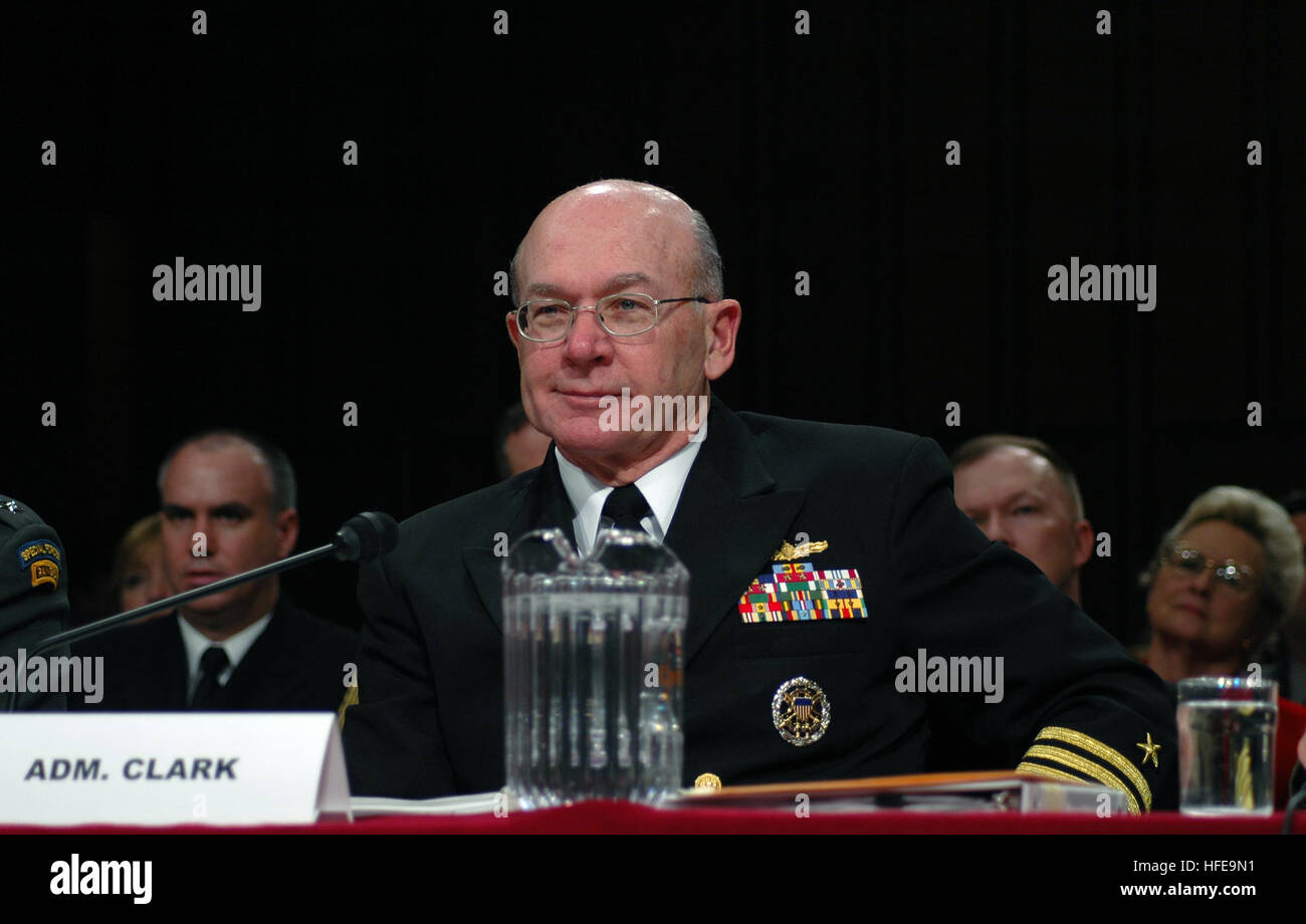 050210-N-2383B-156 Washington, D.C. (31 déc. 10, 2005) Ð Chef des opérations navales (ONC) Adm. Vern Clark à l'écoute des membres de la Commission des forces armées du Sénat en tant qu'il témoigne avec d'autres chefs de service lors de la demande d'autorisation de la Défense pour l'exercice 2006 et l'avenir Programme de défense. U.S. Navy photo de photographe en chef 4400 Johnny Bivera (publié) US Navy 050210-N-2383B-156 Chief of Naval Operations (ONC) Adm. Vern Clark à l'écoute des membres de la Commission des forces armées du Sénat en tant qu'il témoigne avec d'autres chefs de service lors de la demande d'autorisation de la Défense pour l'exercice financier Banque D'Images