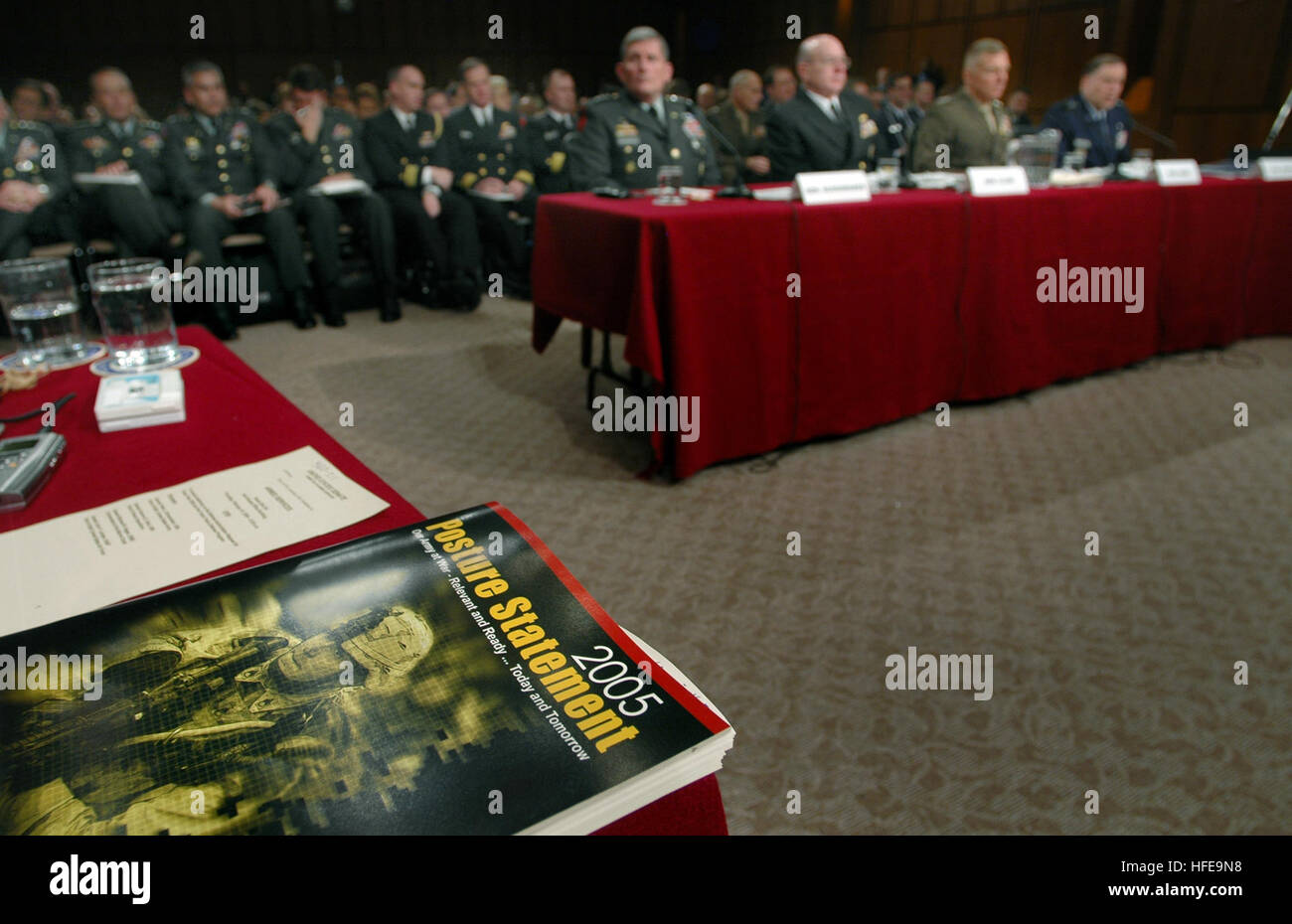 050210-N-2383B-262 Washington, D.C. (31 déc. 10, 2005) - Les membres de la Commission des forces armées du Sénat question top hauts dirigeants des Forces armées américaines, de gauche, chef de l'armée américaine, le général Peter Schoomaker, chef des opérations navales (ONC) Adm. Vern Clark, Commandant de la Marine Corps, le général Michael W. Hagee, et chef de l'US Air Force, le général John P. Cavalier, au cours de la demande d'autorisation de la Défense pour l'exercice 2006 et l'avenir Programme de défense. U.S. Navy photo de photographe en chef 4400 Johnny Bivera (publié) US Navy 050210-N-2383B-262 Les membres du Comité sénatorial des forces armées se Banque D'Images