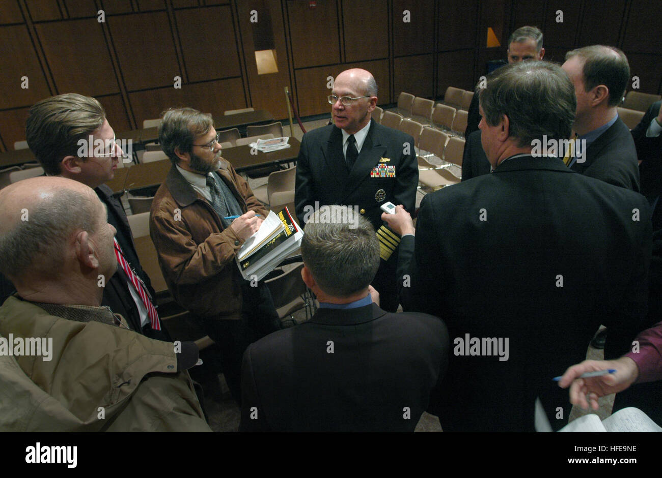 050210-N-2383B-458 Washington, D.C. (31 déc. 10, 2005) Ð Chef des opérations navales (ONC) Adm. Vern Clark parle aux journalistes à l'issue de la Commission des forces armées du Sénat la posture des audiences pour la Défense nationale demande d'autorisation pour l'exercice 2006 et l'avenir Programme de défense. U.S. Navy photo de photographe en chef 4400 Johnny Bivera (publié) US Navy 050210-N-2383B-458 Chief of Naval Operations (ONC) Adm. Vern Clark parle aux journalistes à l'issue de la commission sénatoriale des services armés des audiences de la posture Banque D'Images