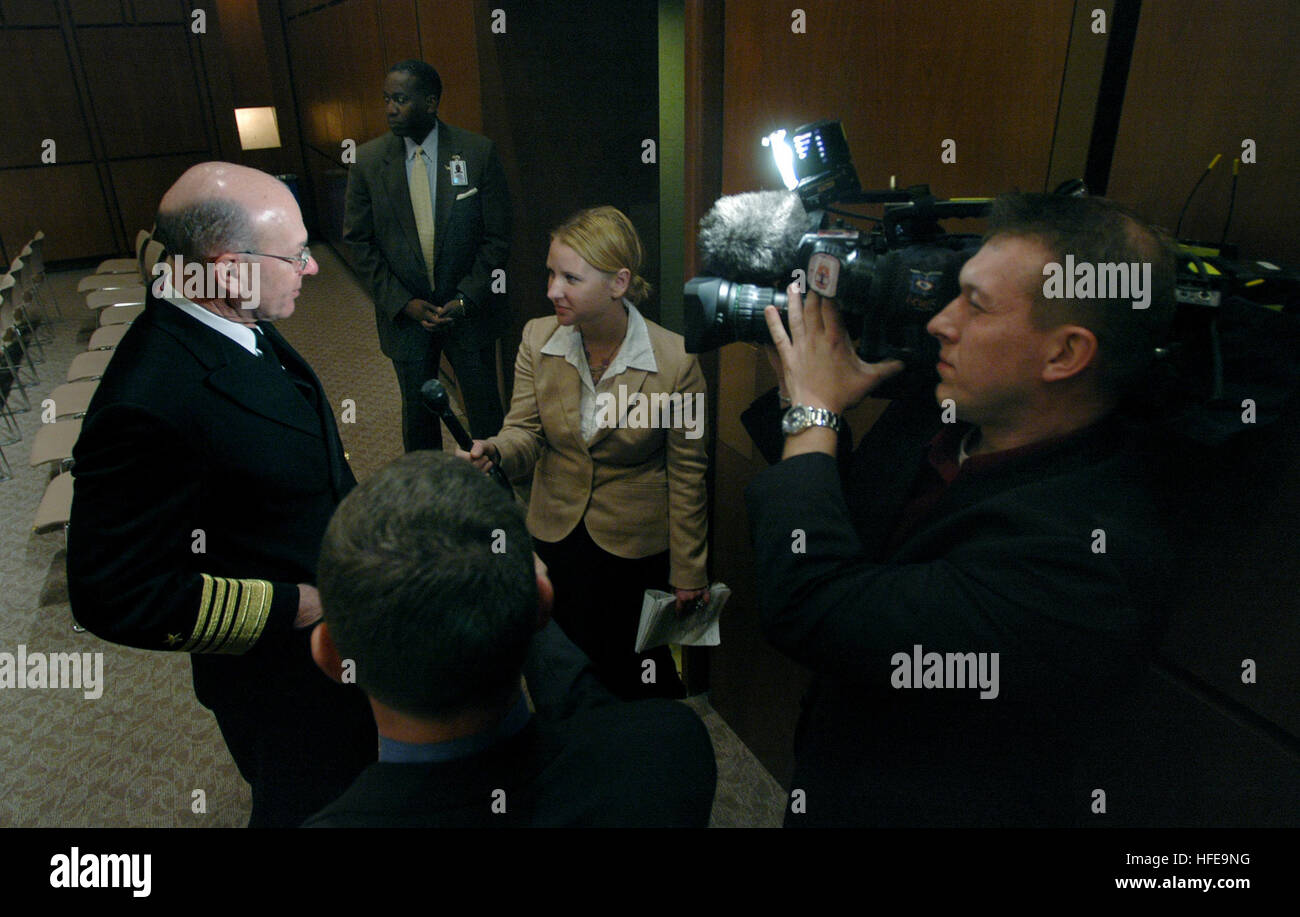 050210-N-2383B-511 Washington, D.C. (31 déc. 10, 2005) Ð Chef des opérations navales (ONC) Adm. Vern Clark est interviewé par une équipe de support à la conclusion de la Commission des forces armées du Sénat la posture des audiences pour la Défense nationale demande d'autorisation pour l'exercice 2006 et l'avenir Programme de défense. U.S. Navy photo de photographe en chef 4400 Johnny Bivera (publié) US Navy 050210-N-2383B-511, chef des opérations navales (ONC) Adm. Vern Clark est interviewé par une équipe de support à la conclusion de la commission sénatoriale des services armés des audiences de la posture Banque D'Images