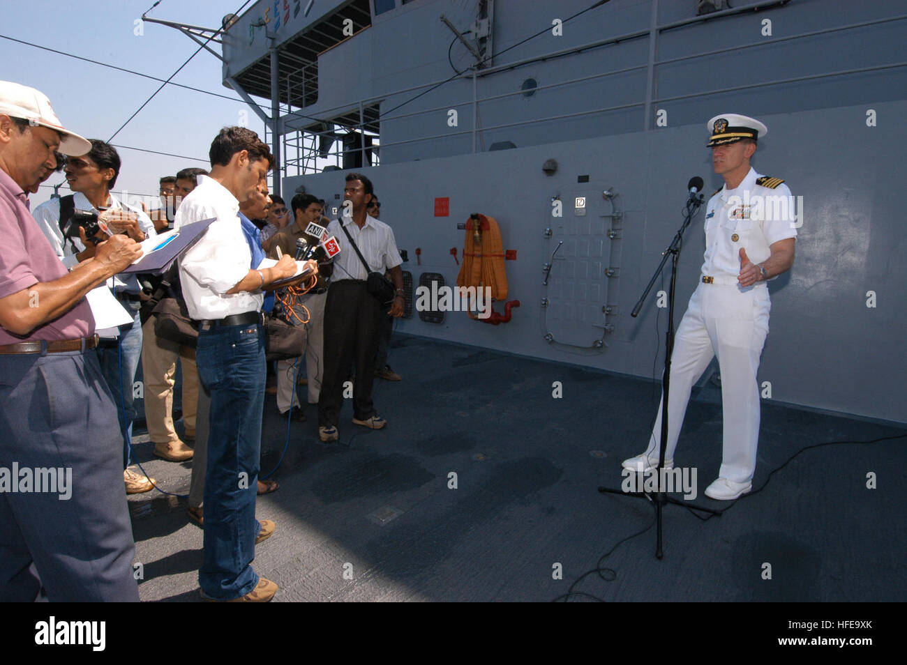 050215-N-1693W-054 Vasco de Gama, Goa, Inde (fév. 15, 2005) - Commandant, USS Blue Ridge (CAC 19), Capt J. Stephen Maynard, parle avec les membres de la presse indienne lors d'une conférence de presse sur le pont principal du navire. Blue Ridge, navire amiral de la septième flotte américaine, est venu en Inde sur un service au port. Alors que dans le port, l'équipage du navire à environ 1 000 marins, marines, et les membres du personnel auront conduite de projets de service communautaire et d'obtenir d'en apprendre davantage sur la culture indienne. U.S. Navy photo by Photographer's Mate 3 Classe Lowell Whitman (libéré) US Navy 050215-N-1693W-054 commandant Off Banque D'Images