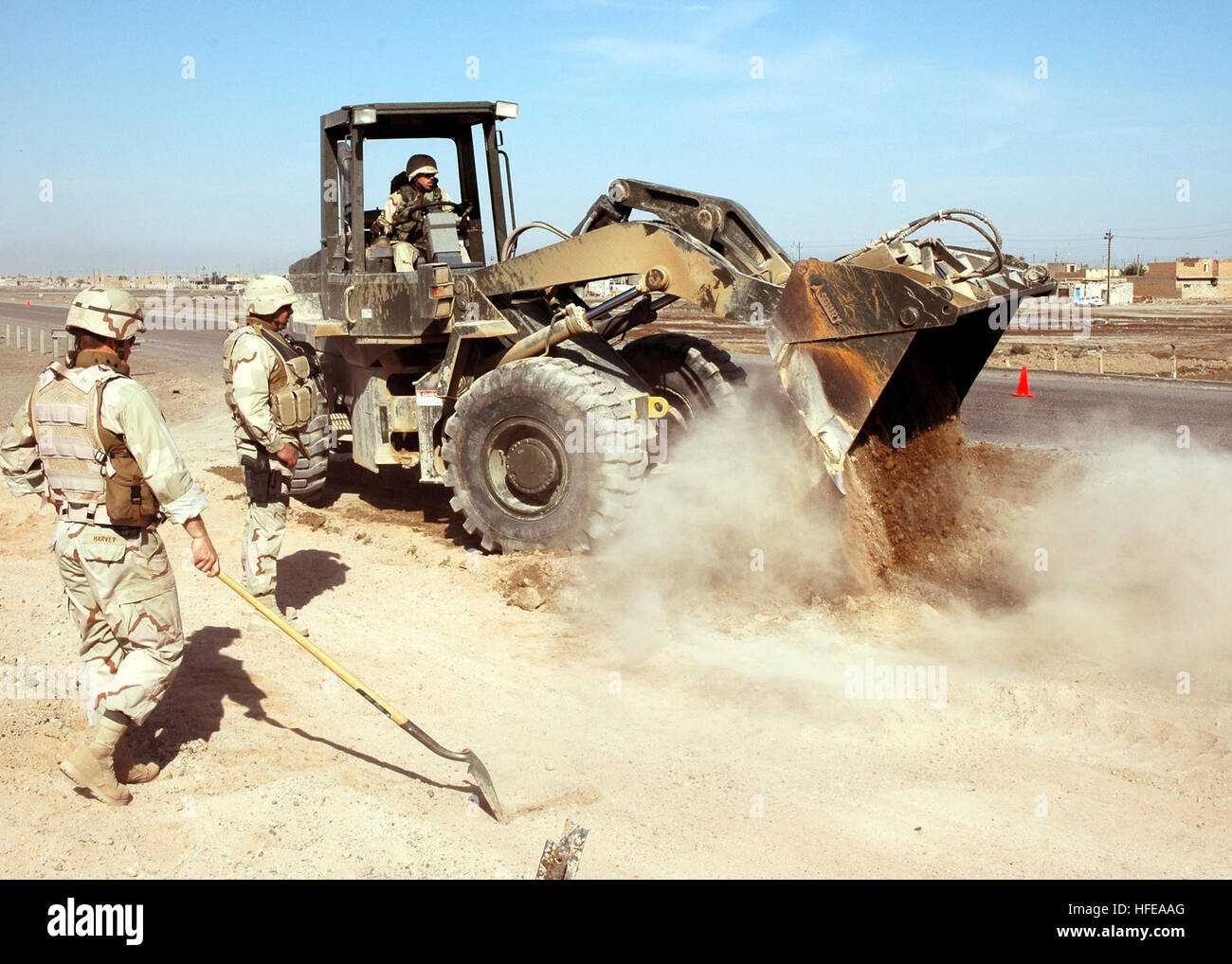 050226-N-0577F-002 Al Anbar Province, l'Iraq (fév. 26, 2005) Ð Builder 2e classe Jonathan Harvey et chef de l'Utilitiesman John Grant III, stand by comme opérateur de l'équipement 3ème classe Todd Stevenson comble un cratère créé par un engin explosif improvisé dans la province d'Al Anbar en Irak. Les Seabees sont affectés à l'équipe de reconnaissance du génie Seabee (SERT) de l'un bataillon mobile de construction navale (NMCB-1), déployées à l'avant en ce moment à Al Anbar Province dans le cadre de l'opération Iraqi Freedom (OIF). U.S. Navy photo by PhotographerÕs Mate 1re classe Donny M. Forbes (publié) US Navy 050226-N-05 Banque D'Images