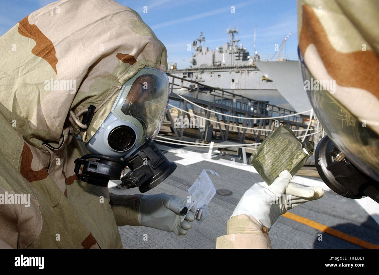 021205-N-6501M-022 Naval Station San Diego, Californie (déc. 5, 2002) -- Au cours d'un exercice de protection de la force, les marins d'exécuter des tests sur un fond représentant l'anthrax qui a été lancé à bord du destroyer lance-missiles USS Benfold (DDG 65) par une simulation d'intrus sur la jetée. La protection de la Force de la formation implique les marins de plusieurs scénarios possibles de l'intrus ou l'activité terroriste sur ou à proximité de navires de la marine américaine ou installations. U.S. Navy photo by PhotographerÕs Mate 1re classe Edward G. Martens. (Libéré) US Navy 021205-N-6501M-022 marins exécuter des tests sur un fond représentant l'Anthrax Banque D'Images