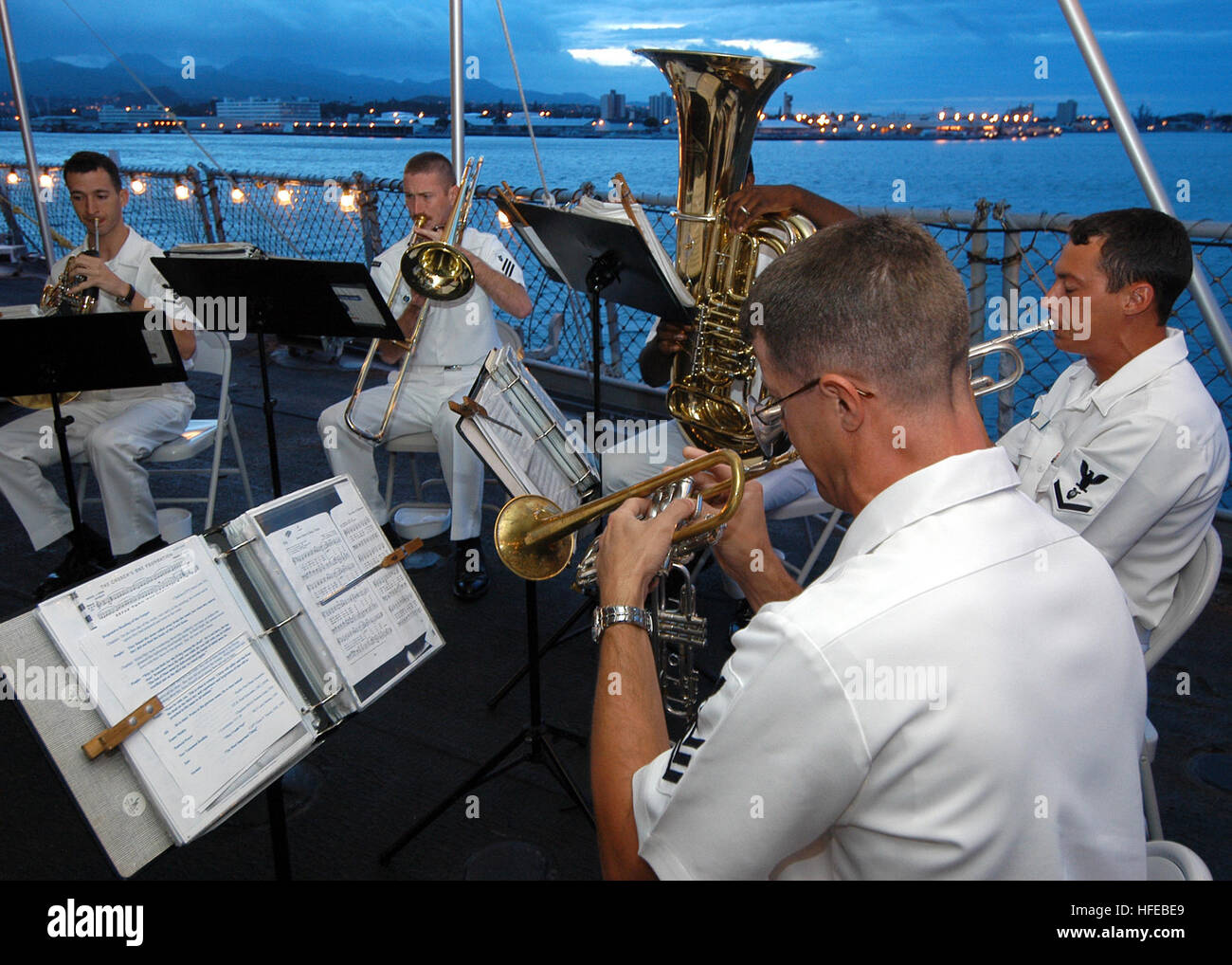 050327-N-3019M-003 Pearl Harbor, Hawaii (Mar. 27, 2005) - Les membres de la Flotte du Pacifique Groupe un hymne à l'aube de Pâques à bord de l'USS Missouri cuirassé mis hors service (BB 63). L'inter-confessionnel, menées par région marine Hawaii, a été ouvert à tous les membres du personnel militaire et leurs familles et d'inspiration inclus le culte et un petit-déjeuner continental. U.S. Navy photo de classe 3ème journaliste Ryan C. McGinley (libéré) US Navy 050327-N-3019M-003 Les membres de la Flotte du Pacifique Groupe un hymne à l'Easter Sunrise Service à bord du cuirassé USS Missouri (BB 63) Banque D'Images