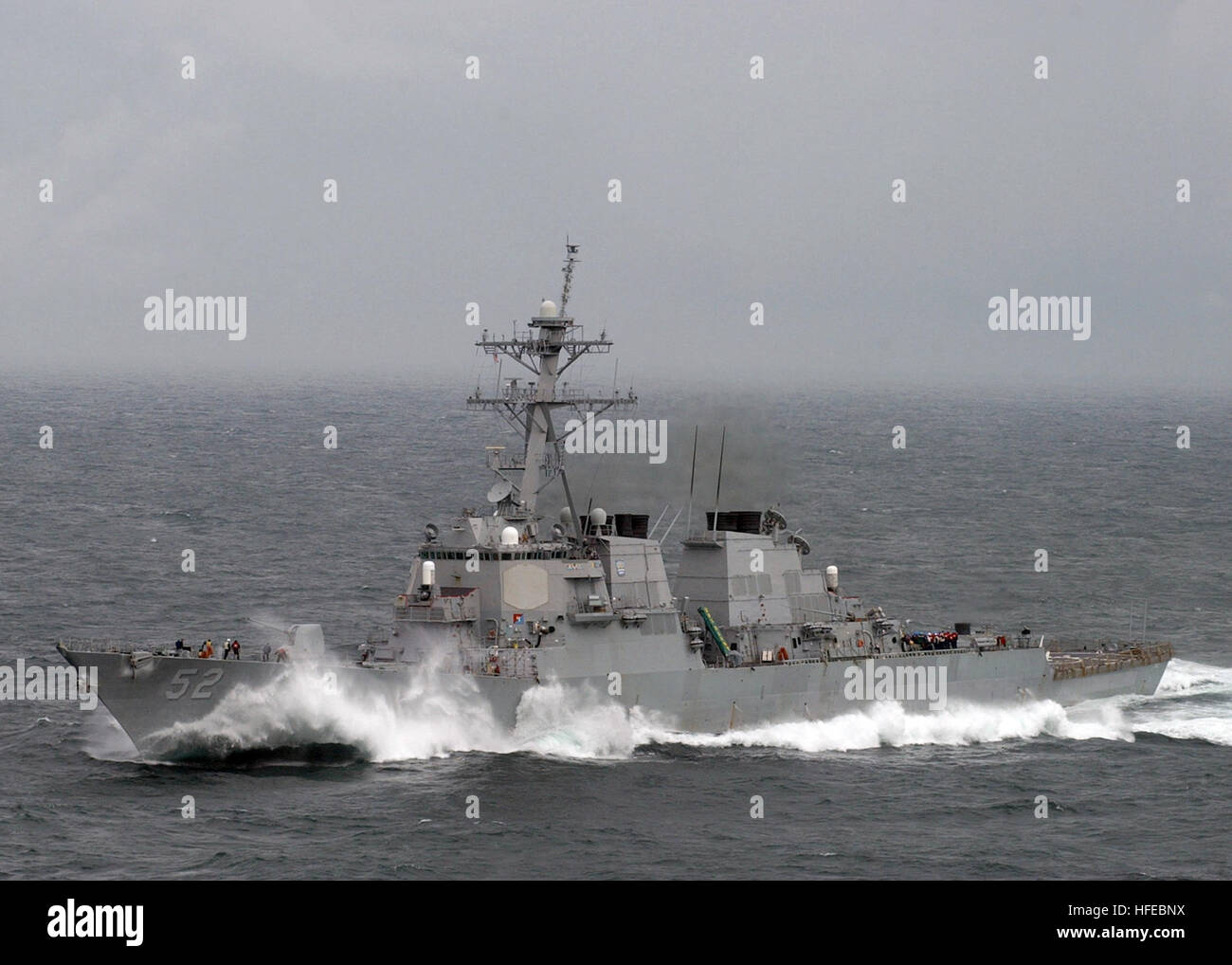 050402-N-6363M-034 Mer Méditerranée (avr. 2, 2005) - Les vagues déferlent sur la proue de l'Arleigh-Burke-class destroyer lance-missiles USS Barry (DDG 52) comme elle le chasse-neige par grosse mer pendant qu'ils sont en cours dans la mer Méditerranée. Barry, affectés à l'USS Harry S. Truman (CVN 75) Carrier Strike Group, a été récemment relâchée après avoir effectué près de quatre mois dans le golfe Persique en soutien de la guerre globale contre le terrorisme. U.S. Navy photo by PhotographerÕs Mate Airman Philip C. Morrill (libéré) US Navy 050402-N-6363M-034 Les vagues déferlent sur la proue de l'Arleigh-Burke-class destroyer lance-missiles USS Banque D'Images