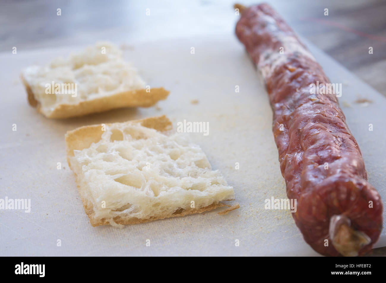 Pain plat blanc avec remplissage de salami Banque D'Images