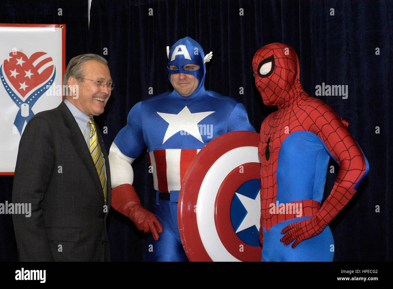 050428-N-0295M-001 Pentagone, Washington, D.C. (28 avril 2005) - Le ministre de la Défense Donald Rumsfeld répond aux super-héros Captain America et Spider-Man lors de l'inauguration d'une bande dessinée qui sera distribué gratuitement aux forces américaines en Irak et dans le monde. Avec les vengeurs, Les Quatre Fantastiques, Spider-Man et d'autres héros Marvel, le comic book aura un tirage d'un million d'exemplaires et être distribué par le échanges militaires. La première 150 000 exemplaires seront distribués au personnel au Moyen-Orient. La bande dessinée est une partie de "l'Amérique Latine, vous prend en charge, un ministère de la Défense Banque D'Images