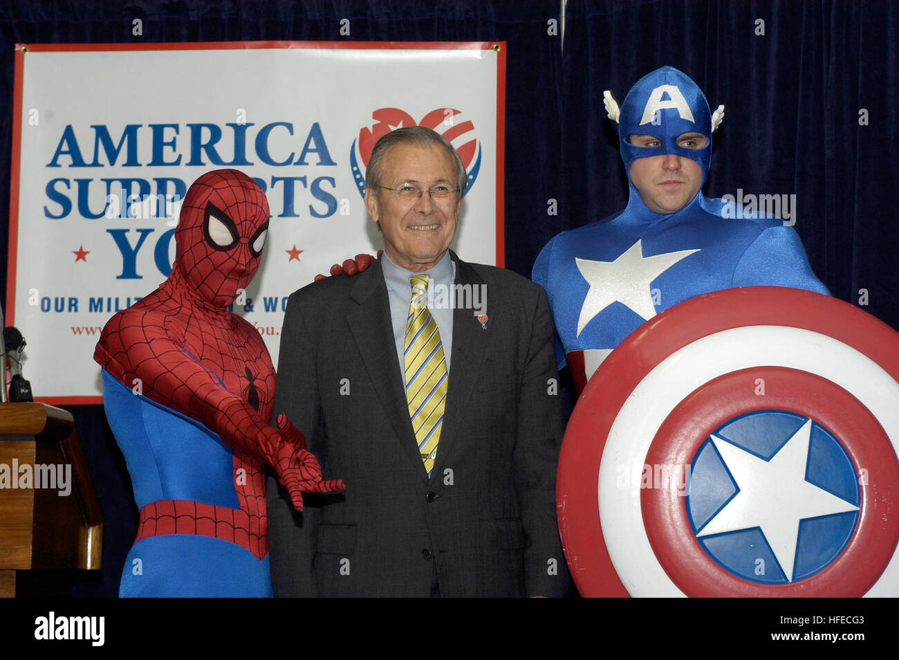 050428-N-0295M-002 Pentagone, Washington, D.C. (28 avril 2005) - Le ministre de la Défense Donald Rumsfeld pose avec les super-héros Spider-Man et Captain America lors de l'inauguration d'une bande dessinée qui sera distribué gratuitement aux forces américaines en Irak et dans le monde. Avec les vengeurs, Les Quatre Fantastiques, Spider-Man et d'autres héros Marvel, le comique aura un tirage d'un million d'exemplaires et être distribué par le échanges militaires. La première 150 000 exemplaires seront distribués au personnel au Moyen-Orient. La bande dessinée est une partie de "l'Amérique Latine, vous prend en charge, un ministère de la Défense Banque D'Images