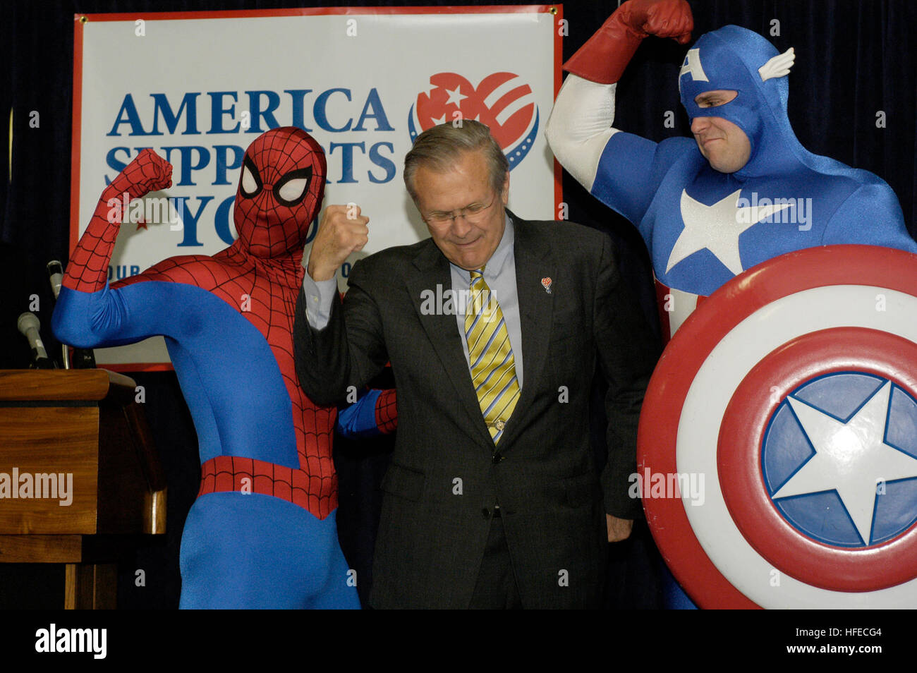 050428-N-0295M-004 Pentagone, Washington, D.C. (28 avril 2005) - Le ministre de la Défense Donald Rumsfeld fléchit ses muscles avec super-héros Spider-Man et Captain America Spider-Man lors de l'inauguration d'une bande dessinée qui sera distribué gratuitement aux forces américaines en Irak et dans le monde. Avec les vengeurs, Les Quatre Fantastiques, Spider-Man et d'autres héros Marvel, le comic book aura un tirage d'un million d'exemplaires et être distribué par le échanges militaires. La première 150 000 exemplaires seront distribués au personnel au Moyen-Orient. La bande dessinée est une partie de "l'Amérique latine prend en charge Banque D'Images