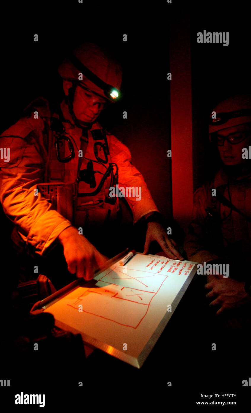 050510-N-4309A-212 le Bahreïn (10 mai 2005) - chef technicien électronique Ronald Olmstead explique la disposition d'un bâtiment soupçonné de retenir une cache d'armes lors d'un exercice d'entraînement à Bahreïn. Les membres de l'unité mobile de destruction des engins explosifs (4 EODMU-4), le Détachement 12, sont la réalisation d'une phase d'évaluation finale de la formation pour simuler le fonctionnement de l'équipe peuvent éprouver tout en soutenant les opérations de sécurité maritime (ASM). La MSO nier les terroristes internationaux Utilisation de l'environnement maritime en tant que lieu de l'attaque ou au transport du personnel, d'armes, ou d'autres matières. U.S. Navy photo by P Banque D'Images
