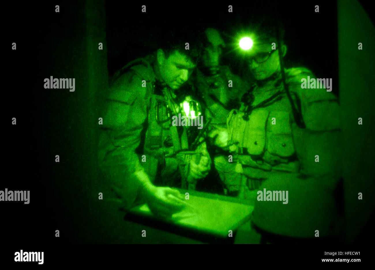 050510-N-4309A-351 le Bahreïn (10 mai 2005) - Après avoir trouvé une cache d'armes, chef technicien électronique Ronald Olmstead décrit le trouver pour le lieutenant Jeff Demarco et explique comment procéder lors d'un exercice d'entraînement à Bahreïn. Les membres de l'unité mobile de destruction des engins explosifs (4 EODMU-4), le Détachement 12, sont la réalisation d'une phase d'évaluation finale de la formation pour simuler le fonctionnement de l'équipe peuvent éprouver tout en soutenant les opérations de sécurité maritime (ASM). La MSO nier les terroristes internationaux Utilisation de l'environnement maritime en tant que lieu de l'attaque ou au transport du personnel, d'armes, ou d'autres ma Banque D'Images