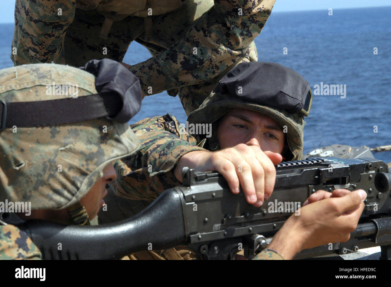 050521-N-2468S-002 Océan Pacifique Sud (21 mai 2005) - marines affectés à la flotte 2 Sécurité anti-terrorisme Team (FAST) Co., 3e Peloton, travailler ensemble durant un exercice de tir réel à bord de la septième flotte américaine navire amiral USS Blue Ridge (CAC 19). La Marine, installé à bord Naval Weapons Station Yorktown, Va., sont déployés à bord de Blue Ridge, actuellement en cours dans l'océan Pacifique Sud. U.S. Navy photo by Photographer's Mate 2e classe Terry Espagne (libéré) US Navy 050521-N-2468S-002 marines affectés à la flotte 2 Sécurité anti-terrorisme Team (FAST) Co., 3e Peloton, travailler ensemble au cours d'une Banque D'Images