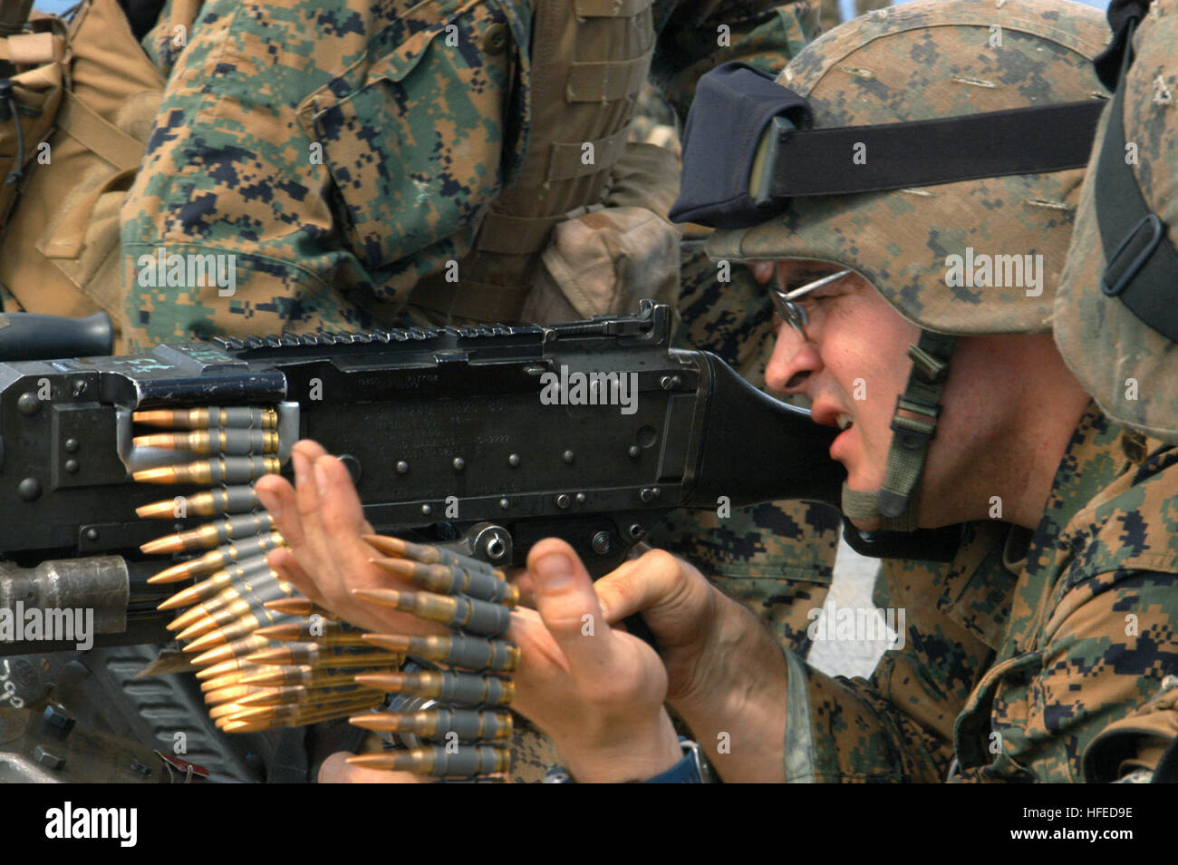 050521-N-2468S-008 Océan Pacifique Sud (21 mai 2005) Ð U.S. Marine Corps Lance Cpl. Howard Hoehmann, affecté à la 2e Flotte de l'équipe de sécurité anti-terroristes (FAST) Co., 3e Peloton, vise une cible tout en effectuant des exercices de tir réel machine gun à bord de la septième flotte américaine navire amiral USS Blue Ridge (CAC 19). La Marine, installé à bord Naval Weapons Station Yorktown, Va., sont déployés à bord de Blue Ridge, actuellement en cours dans l'océan Pacifique Sud. U.S. Navy photo by Photographer's Mate 2e classe Terry Espagne (US Navy 050521 PARUTION-N-2468S-008 U.S. Marine Corps Lance Cpl. Howard Hoehman Banque D'Images