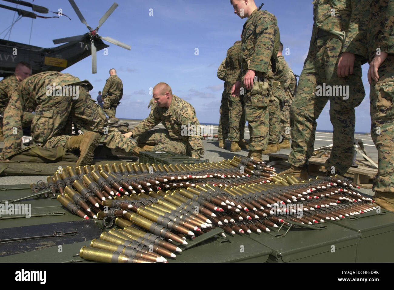 050521-N-7923C-844 de l'océan Pacifique (21 mai 2005) - pièces de munitions s'asseoir prêt à être utilisé au cours d'un exercice de tir de familiarisation, ou 'FAMFIRE' à bord de l'USS Blue Ridge (CAC 19). Marines attaché à la 2e Flotte de l'équipe de sécurité antiterroriste, 3e Peloton, embarquée à bord de la Septième Flotte menée phares l'exercice sur le pont d'envol du navire. Le peloton est basé à Naval Weapons Station, Yorktown, Va. U.S. Navy photo de journaliste en chef Rick Chernitzer (libéré) US Navy 050521-N-7923C-844 de munitions s'asseoir prêt à être utilisé au cours d'un exercice de tir, de familiarisation ou FAMFIRE aboa Banque D'Images