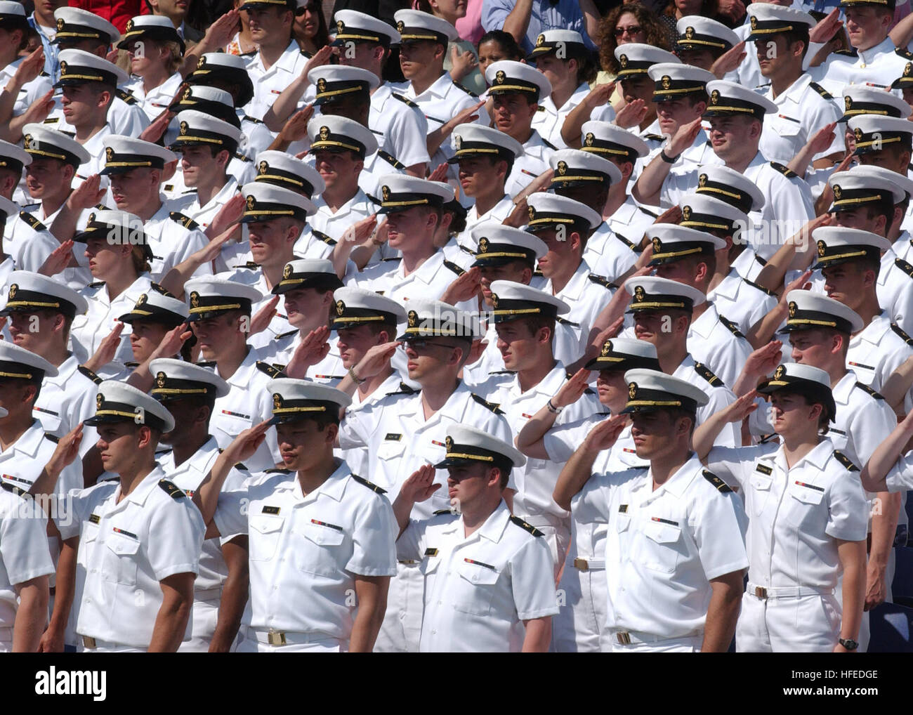 050527-N-1026O-057 Annapolis, Maryland (27 mai 2005) Ð Underclassmen saluer les couleurs pendant l'hymne national à l'ouverture de l'Académie Navale 2005 Cérémonie de remise des diplômes, à la Navy Marine Corps Memorial Stadium. Le Président George Bush a prononcé l'ouverture et l'adresse chaque diplômé personnellement accueillis au cours de la cérémonie. Les hommes et les femmes de la classe de finissants ont prêté serment dans la Marine comme enseignes ou dans le Corps des marines comme sous-lieutenants. U.S. Navy photo by Shannon O'Connor (libéré) US Navy 050527-N-1026O-057 Underclassmen saluer les couleurs lors de l'hymne national à l'o Banque D'Images