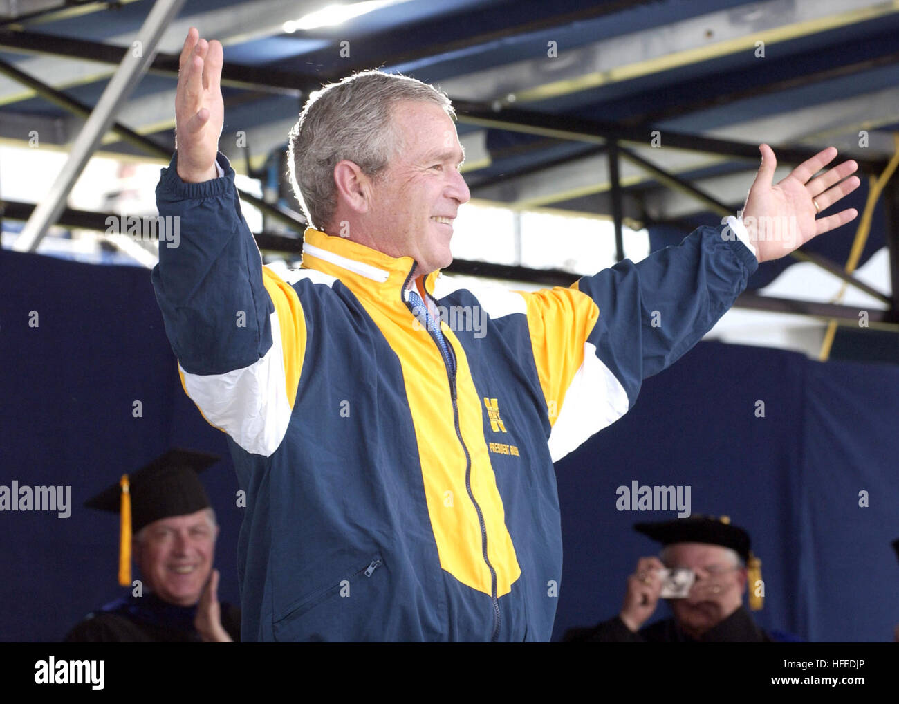 050527-N-5390M-206 Annapolis, Maryland (27 mai 2005) Ð Le président américain George W. Bush tente sur un coupe-vent de l'Académie Navale présenté à lui par un diplômé aspirant au cours de l'Académie Navale 2005 Cérémonie de remise des diplômes, à la Navy Marine Corps Memorial Stadium. Le Président George Bush a prononcé l'ouverture et l'adresse chaque diplômé personnellement accueillis au cours de la cérémonie. Les hommes et les femmes de la classe de finissants ont prêté serment dans la Marine comme enseignes ou dans le Corps des marines comme sous-lieutenants. U.S. Navy photo de Ken Mierzejewski (libéré) US Navy 050527-N-5390M-206 Le président américain George W. B Banque D'Images