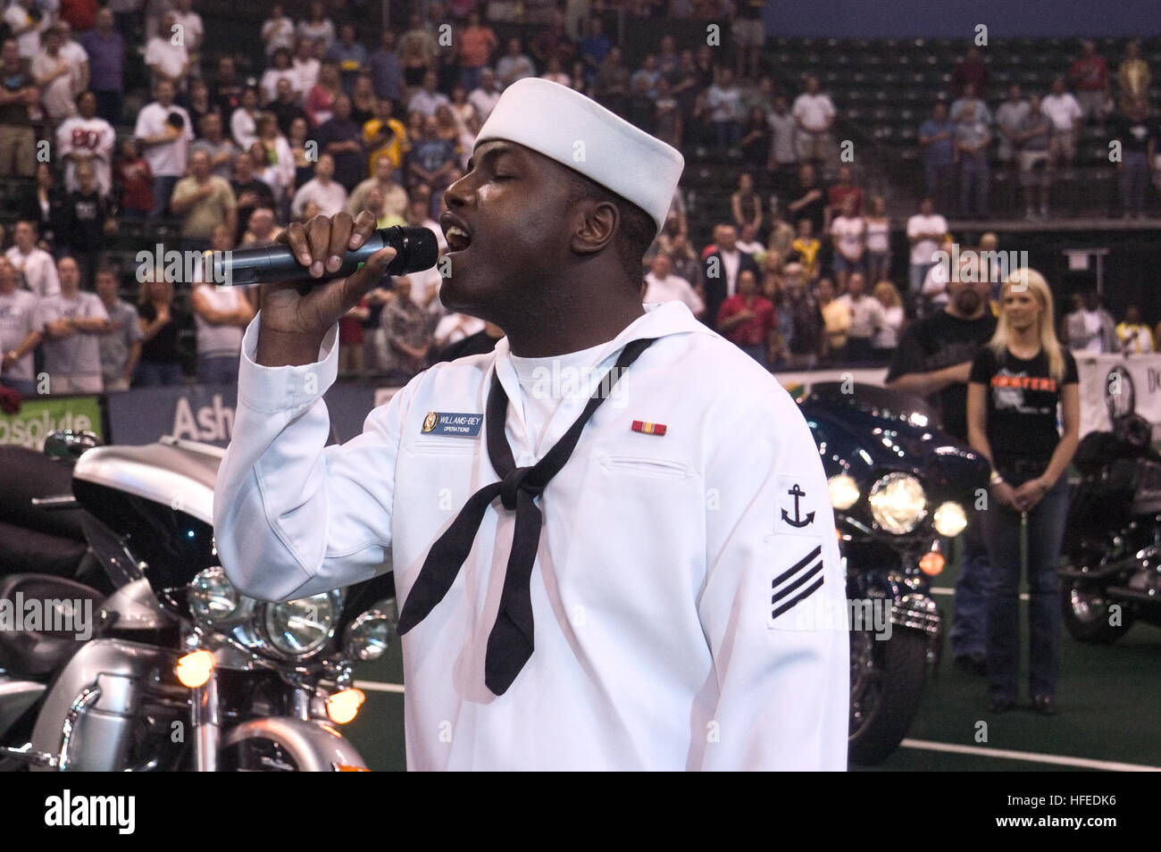 050527-N-3390M-025 Everett, Washington (26 mai 2005) - Personnelman Williams-Bey Keith Seaman, affecté à la frégate lance-missiles USS Ford (FFG 54), chante l'hymne national avant le match de football arena Hawks Everett à Everett, Washington U.S. Navy photo by PhotographerÕs Mate 3 classe Douglas G. Morrison (libéré) US Navy 050527-N-3390M-025 Personnelman Williams-Bey Keith Seaman, affecté à la frégate lance-missiles USS Ford (FFG 54), chante l'hymne national Banque D'Images