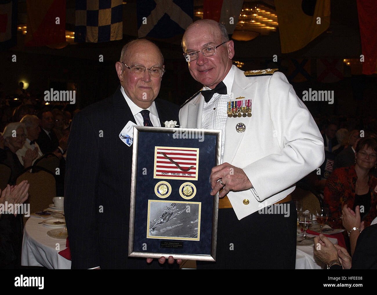 050604-N-1126D-048 Jacksonville, Floride (4 juin 2005) - Chef des opérations navales (ONC) Vern Clark présente un prix au commerçant en chef à la retraite Paul Greenwald à la soixante- troisième dîner commémoratif à mi-chemin, s'est tenue au centre-ville de Jacksonville. Greewald s'est installée à bord d'USS Yorktown au cours de la Bataille de Midway. U.S. Navy photo by Photographer's Mate 3 Classe Clarck Désir (libéré) US Navy 050604-N-1126D-048 Chief of Naval Operations (ONC) Vern Clark présente un prix au commerçant en chef à la retraite Paul Greenwald au soixante-troisième à mi-chemin dîner commémoratif Banque D'Images
