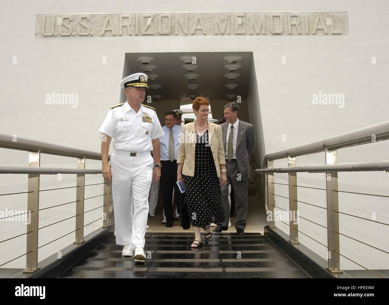 040630-N-4995T-150 Pearl Harbor, Hawaii (30 juin 2004) - États-Unis, commandant de la Flotte du Pacifique, Adm. Walter F. Doran donne à l'Australie du Sud, le Sénateur Robert Hill et son épouse Mme Diana Hill, une visite de l'USS Arizona Memorial lors de leur visite à Pearl Harbor, à Hawaï au début de l'exercice RIMPAC 2004 exercice. RIMPAC est le plus grand exercice maritime international dans les eaux autour des îles hawaïennes. L'exercice de cette année comprend sept pays participants ; l'Australie, Canada, Chili, Japon, Corée du Sud, le Royaume-Uni et les États-Unis. RIMPAC vise à améliorer l'at Banque D'Images