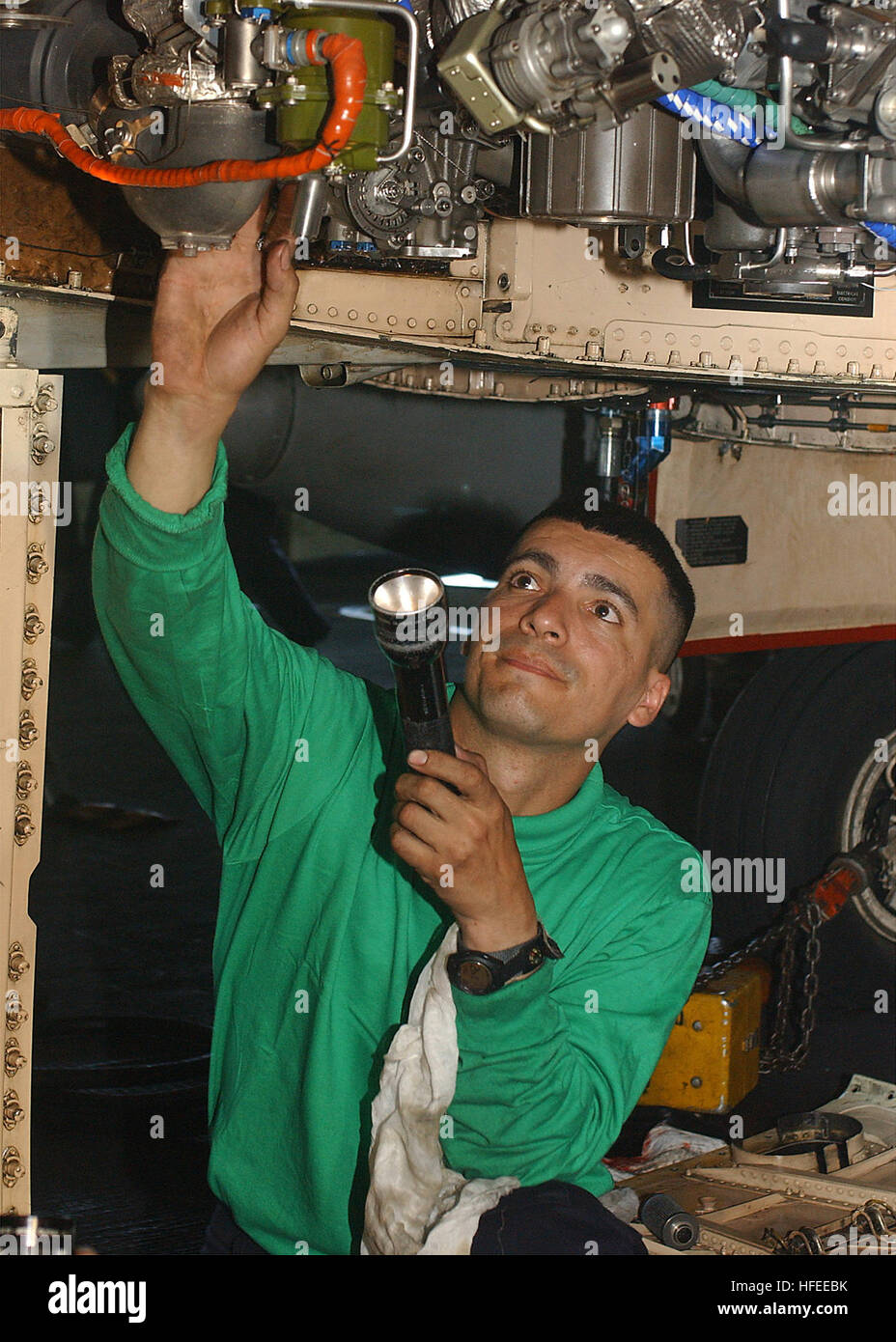 040519-N-9954W-016 le golfe Arabique (19 mai 2004) - 3e classe MachinistÕs Aviation Mate Ricardo Molero de Puerto Rico, s'occupe de l'entretien d'un F/A-18C Hornet affectés à ÒWildcatsÓ de Fighter Attack Squadron Un trois (VFA-131) dans la zone à bord de l'USS George Washington (CVN 73). Le Norfolk, Va. porte-avions nucléaire et Carrier Air Wing 7 (CVW 7) sont sur un déploiement prévu dans le cadre de l'opération Iraqi Freedom (OIF). U.S. Navy photo by PhotographerÕs Mate Airman Andrew Wallace (libéré) US Navy 040519-N-9954W-016 Machiniste  % %5Aviation Ersquo,s'accoupler 3e classe R Banque D'Images
