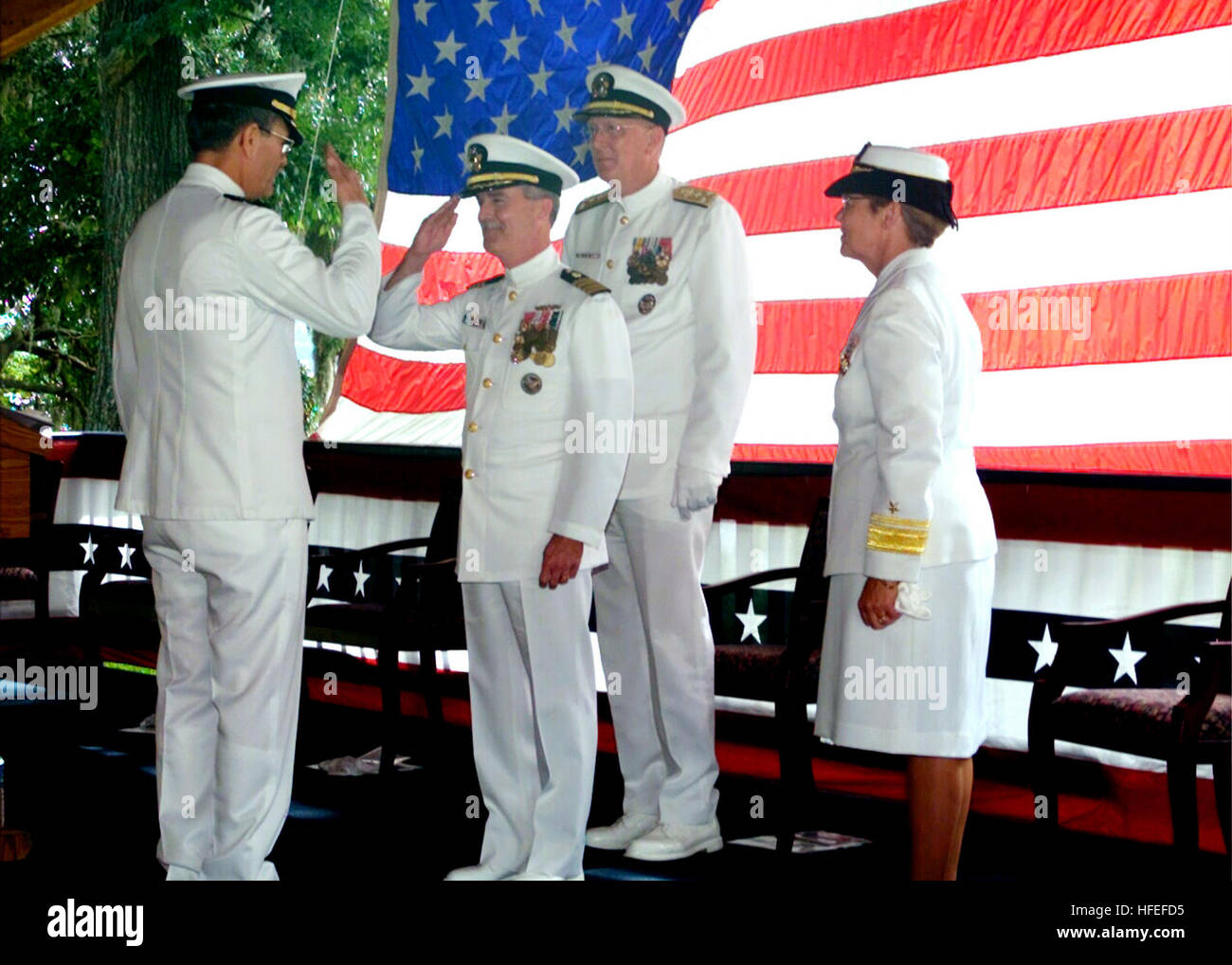 030606-N-6407M-007 Naval Air Station Jacksonville, Floride (Juin 6, 2003) -- Le Capitaine Ralph Lockhart (à gauche) est relevée par le Capitaine John Sentell (droite) en tant que Commandant Naval Hospital Jacksonville lors d'une cérémonie tenue à bord Naval Air Station Jacksonville réduite : Chirurgien général de la Marine Vice Adm. Michael Cowan et commandant de la marine sud-est, région de l'arrière Adm. Annette Brown. Le capitaine Lockhart a pris sa retraite après 42 années de service de la Marine. U.S. Navy photo by Hospital Corpsman 2e classe John Veres. (Libéré) US Navy 030606-N-6407M-007 Le capitaine Ralph Lockhart (à gauche) est relevée par le Capitaine John Sentell (ri Banque D'Images