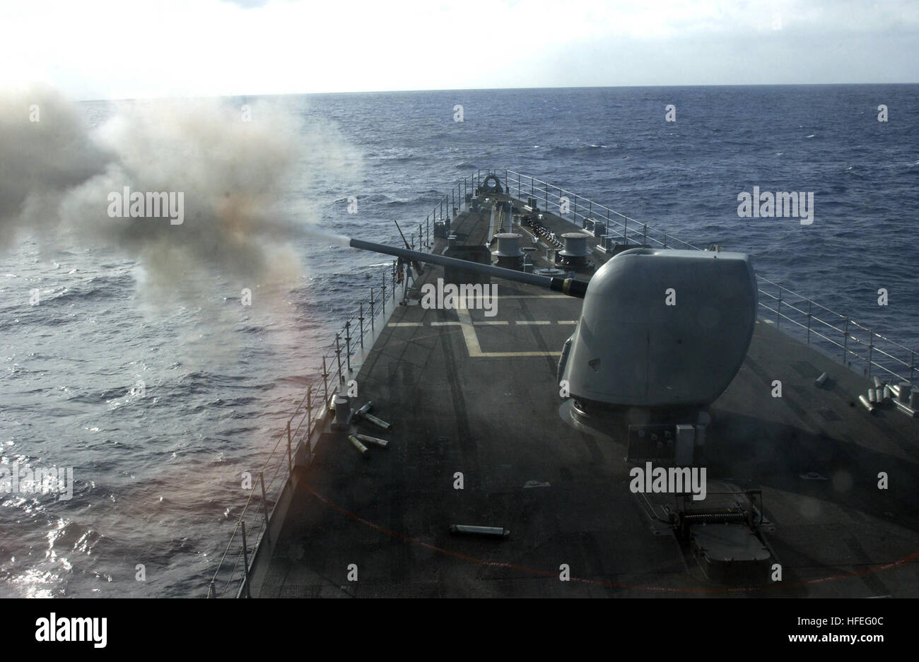 030224-N-4649C-001 en mer à bord du USS O'Bannon (DD 987) - Un calibre 51 MK 45 feux d'armes à feu lors d'une ronde de surface à surface d'exercice de tir à bord du destroyer de classe Spruance USS O'Bannon (DD 987). Le navire participe à UNITAS 44-03, un exercice naval multinational organisé par Commander, U.S. Naval Forces Southern Command. UNITAS est le plus grand exercice maritime multinational dans l'hémisphère occidental et est conçue pour développer et accroître la coalition de l'interopérabilité entre les forces navales de la région. U.S. Navy photo by Photographer's Mate 2e classe Chantel M. Chapman. (US Navy) PARUTION 0 Banque D'Images