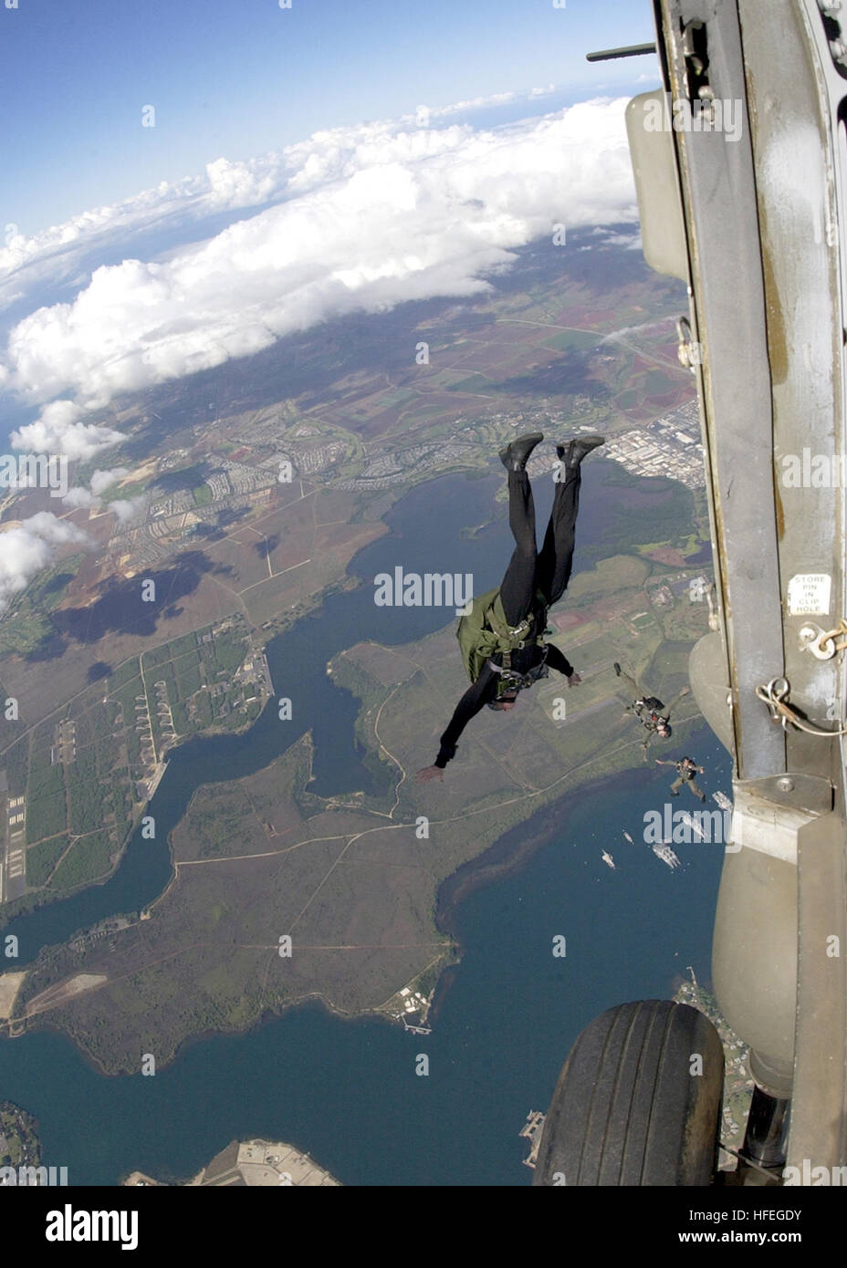 030312-N-7590D-030 Ford Island, Hawaii (Mar. 12, 2003) -- membres de la mer, l'air, de la Terre (SCEAU) Véhicule de livraison et l'équipe 1 Brick de l'US Air Force. Le général Gregory L. Trebon (en noir), commandant du Commandement des opérations spéciales, Pacifique, procéder à un parachute de chute libre saut d'entraînement d'une armée américaine UH-60L Black Hawk de plus de dix mille pieds. U.S. Navy photo by PhotographerÕs Mate 1re classe Keith W. DeVinney. (Libéré) US Navy 030312-N-7590D-030 conjointe U.S. Air Force et la marine parachute saut d'entraînement Banque D'Images 030312-N-7590D-030 Ford Island, Hawaii (Mar. 12, 2003) -- membres de la mer, l'air, de la Terre (SCEAU) Véhicule de livraison et l'équipe 1 Brick de l'US Air Force. Le général Gregory L. Trebon (en noir), commandant du Commandement des opérations spéciales, Pacifique, procéder à un parachute de chute libre saut d'entraînement d'une armée américaine UH-60L Black Hawk de plus de dix mille pieds. U.S. Navy photo by PhotographerÕs Mate 1re classe Keith W. DeVinney. (Libéré) US Navy 030312-N-7590D-030 conjointe U.S. Air Force et la marine parachute saut d'entraînement Banque D'Images