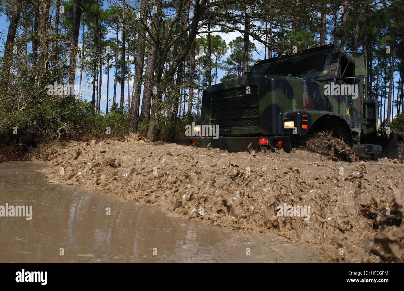 030318-N-5862D-073 Gulfport, Mississippi (Mar. 18, 2003) -- Les opérateurs d'équipement Seabee conduire le véhicule tactique moyen (remplacement MTVR) à travers les cours de formation à la construction navale Centre de formation. L'MTVR est un 6 roues motrices et 425 chevaux camion qui n'est le remplacement de l'ensemble de la flotte d'Seabee camions de fret. L'MTVR est capable de transporter des charges de 7 à 15 tonnes et peut être chargé à bord d'avions cargo C-130 pour le transport presque partout dans le monde. U.S. Navy photo de photographe en chef 4400 Chris Desmond. (Libéré) US Navy 030318-N-5862D-073 des opérateurs d'équipement de route le Seabee Banque D'Images