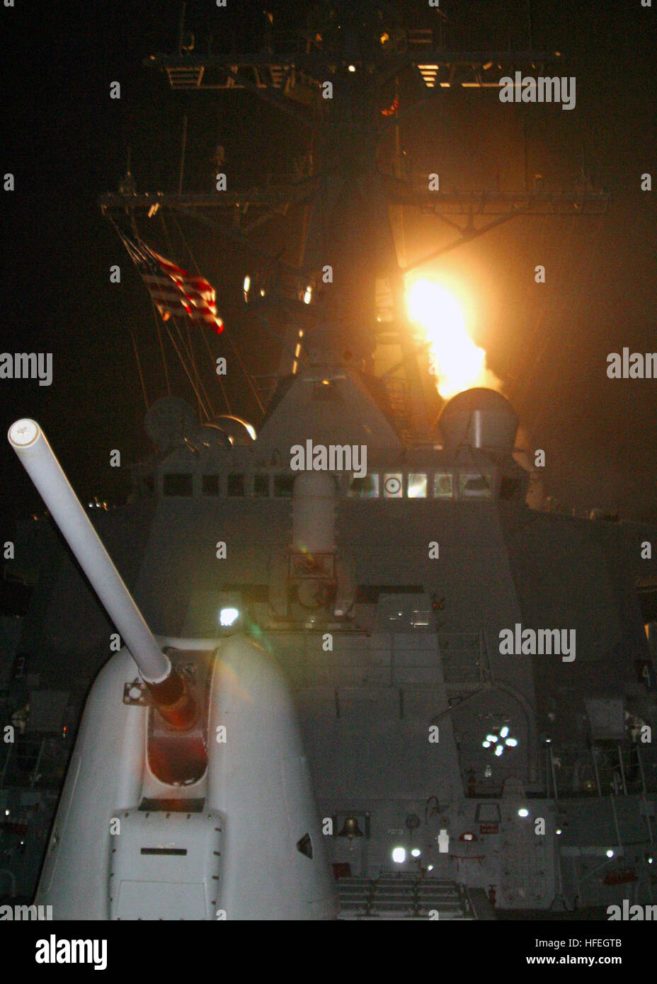 030320-N-0115R-001 le Rea Sea (Mar. 19, 2003) -- La classe Arleigh Burke destroyer lance-missiles USS Donald Cook (DDG 75) lance un de ses missiles Tomahawk Land Attack (TLAM) contre des cibles militaires en Irak. Donald Cook fait partie de l'USS Harry S. Truman groupe opérant dans la mer Rouge à l'appui de l'opération Enduring Freedom. Photo de la Marine américaine par le journaliste 2e classe Patrick Reilly. (Libéré) US Navy 030320-N-0115R-001 la classe Arleigh Burke destroyer lance-missiles USS Donald Cook (DDG 75) lance un de ses missiles Tomahawk Land Attack (TLAM) contre des cibles militaires en Irak Banque D'Images