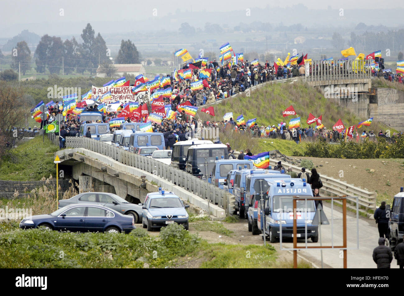 030323-N-9693M-006 de la base aéronavale de Sigonella, en Sicile (Mar. 23, 2003) -- des activistes anti-guerre se rassemblent à l'extérieur de l'entrée principale de la base aéronavale de Sigonella (NAS) pour une manifestation pacifique. Certains membres du parlement italien a également participé à cette manifestation politique. L'Armée de l'air italienne, l'armée italienne, Polizia, Caribineri étaient sur place pour fournir des forces de sécurité pour la base et les manifestants. Sigonella NAS fournit un appui logistique pour Sixième Flotte des Forces navales des États-Unis et les forces de l'OTAN dans la mer Méditerranée. U.S. Navy Photo by Photographer's Mate 2e classe Damon J. Moritz. (R Banque D'Images