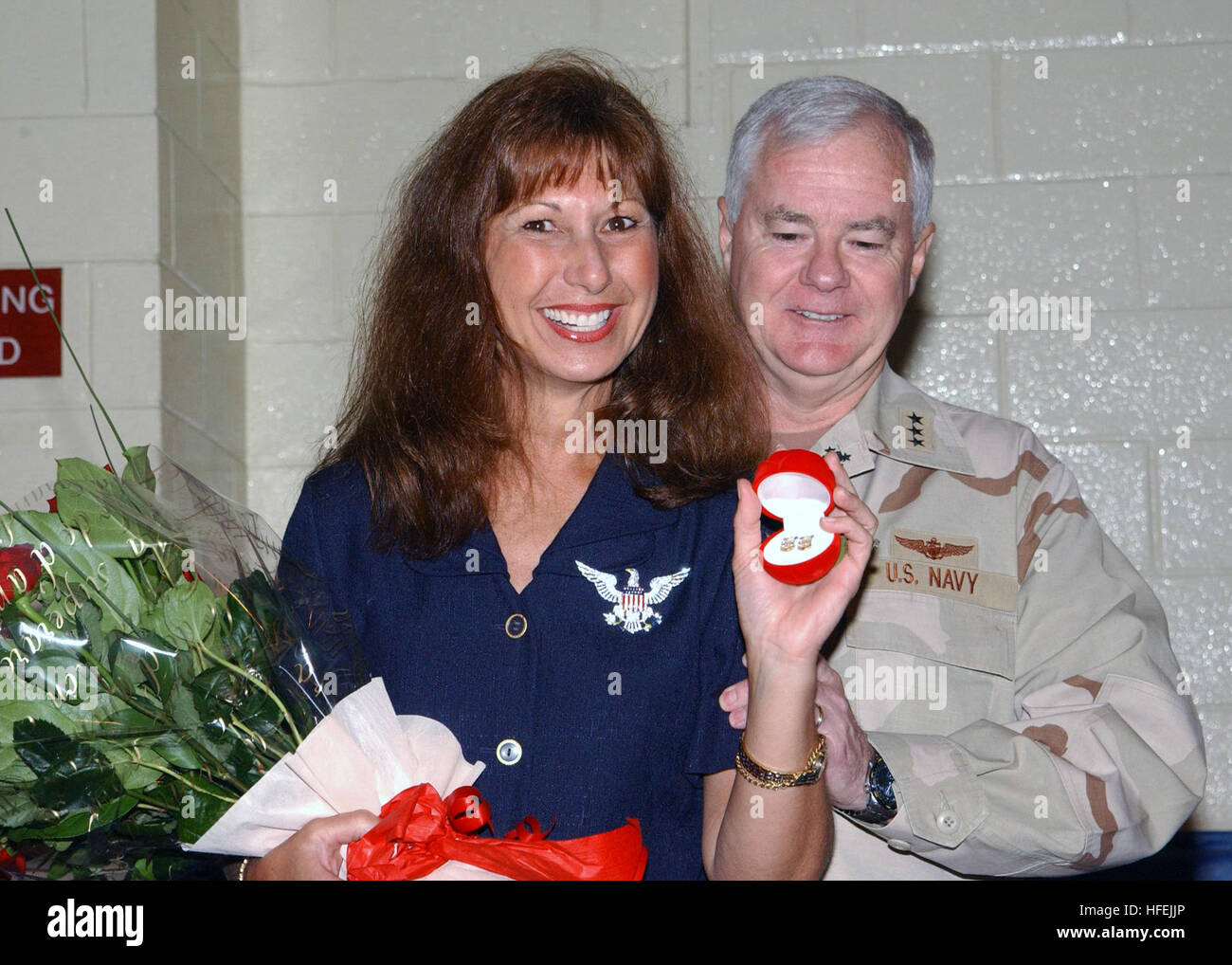 030417-N-3349G-007, Quartier général du Commandement central de la Marine, de Bahreïn (Apr.17, 2003) -- Vice Adm. Timothy J. Keating et sa femme, Wanda Lee, affichent fièrement leur Master Chief Petty Officer périphériques et que le collier d'oreilles ont été proposés par le Master Chief Petty Officer de la Marine Terry Scott. Vice-amiral. Keating a été fait un doctorat Master Chief Petty Officer au cours d'une cérémonie à l'activité de soutien naval (NSA) Bahreïn en tant que membres de l'Premier maître Mess des officiers. Le MCPON et Mme Keating apposé les ancrages sur les cols de l'amiral de la flotte tout en cinquième vigueur Master Chief, Robe Banque D'Images