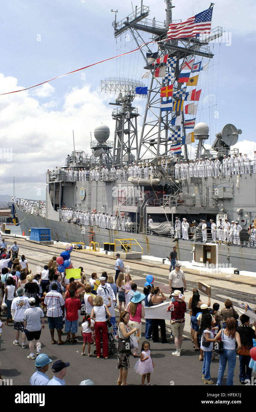 030427-N-8157C-057 Pearl Harbor, Hawaï (avr. 27, 2003) Ð les amis et les membres de la famille Bienvenue à l'équipage de la frégate lance-missiles USS Reuben James (FFG 57) qu'il retourne à son port d'attache à Pearl Harbour. Reuben James est parmi les premiers navires de retour de l'opération Iraqi Freedom. L'opération Iraqi Freedom est l'effort de la coalition pour libérer le peuple irakien, éliminer les IraqÕs les armes de destruction massive, et la fin du régime de Saddam Hussein. U.S. Navy photo by Photographer's Mate 2e classe Dennis Cantrell. (Libéré) US Navy 030427-N-8157C-057 Les amis et les membres de la famille Banque D'Images