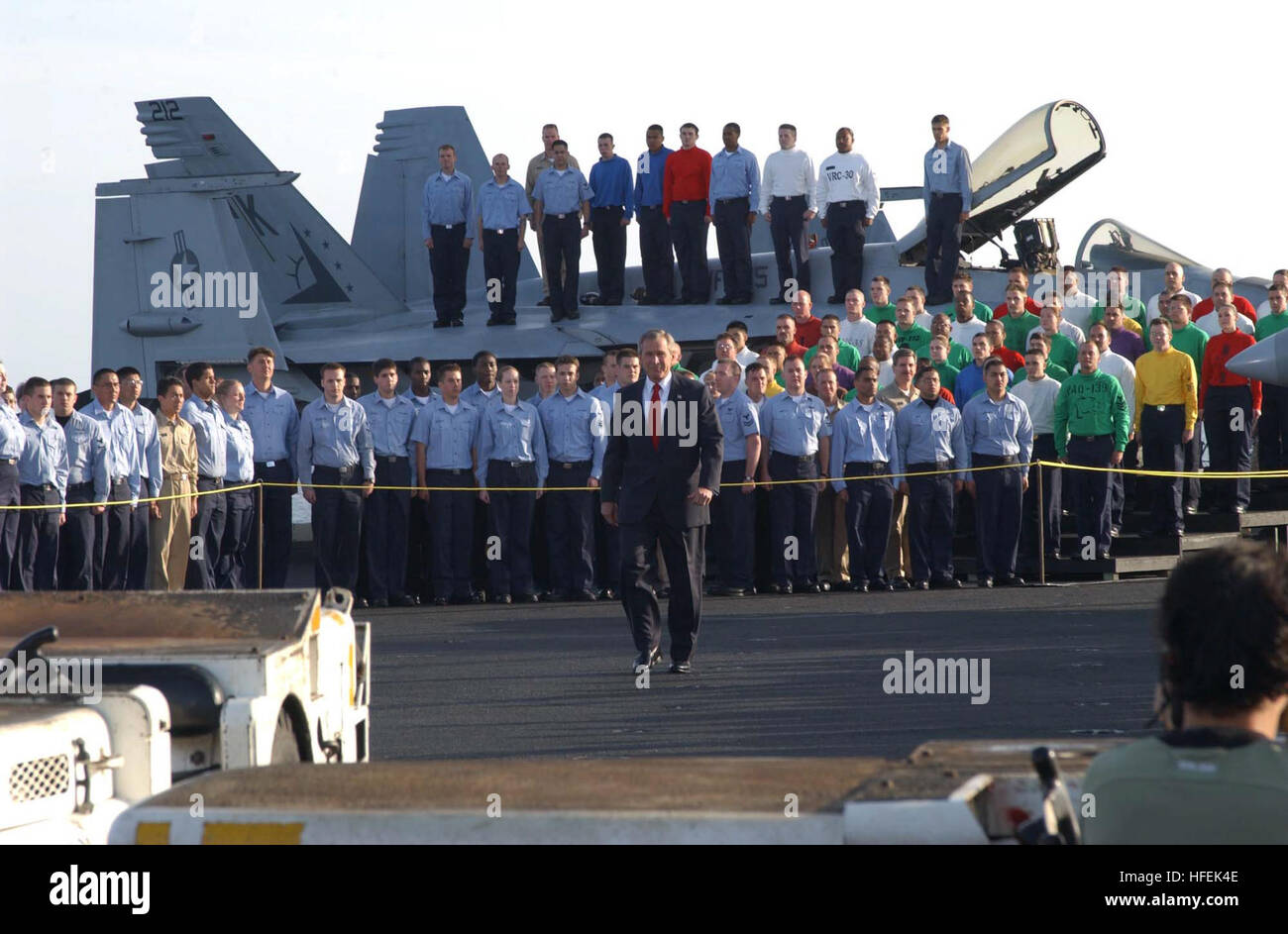 030501-N-8479H-034 l'océan Pacifique (1 mai 2003) -- Le Président George W. Bush fait son chemin sur la scène pour adresser à la Nation et les marins de l'envol du USS ABRAHAM LINCOLN (CVN 72). Le Président est d'une visite à bord du navire pour rencontrer les marins et les adresser à la nation comme Lincoln se prépare à retourner d'un 10 mois de déploiement dans le golfe Persique en soutien aux opérations Enduring Freedom et Iraqi Freedom. U.S. Navy photo by Photographer's Mate 3e classe Lewis Hunsaker. (Libéré) US Navy 030501-N-8479H-034 Le Président George W. Bush fait son chemin vers la scène à l'adresse Banque D'Images