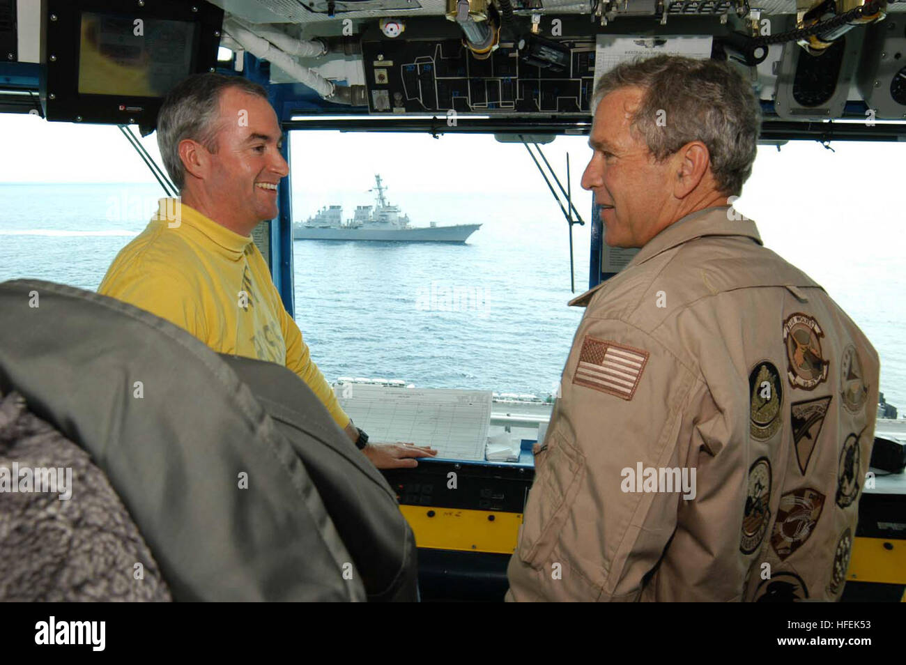 030501-N-6817C-023 de l'océan Pacifique (1 mai 2003) -- Le Président George W. Bush reçoit une visite de contrôle de vol primaires (Pri-Fly ÒAir BossÓ) à partir de la RDC. Au cours d'une Toon sa visite à bord de l'USS ABRAHAM LINCOLN (CVN 72). Le Président est d'une visite à bord du navire pour rencontrer les marins et s'adresser à la nation comme Lincoln se prépare à retourner d'un 10 mois de déploiement dans le golfe Persique dans le cadre de l'opération Iraqi Freedom. U.S. Navy photo by Photographer's Mate 3 classe Tyler J. Clements. (Libéré) US Navy 030501-N-6817C-023 Le Président George Bush reçoit une visite de contrôle de vol primaires Banque D'Images