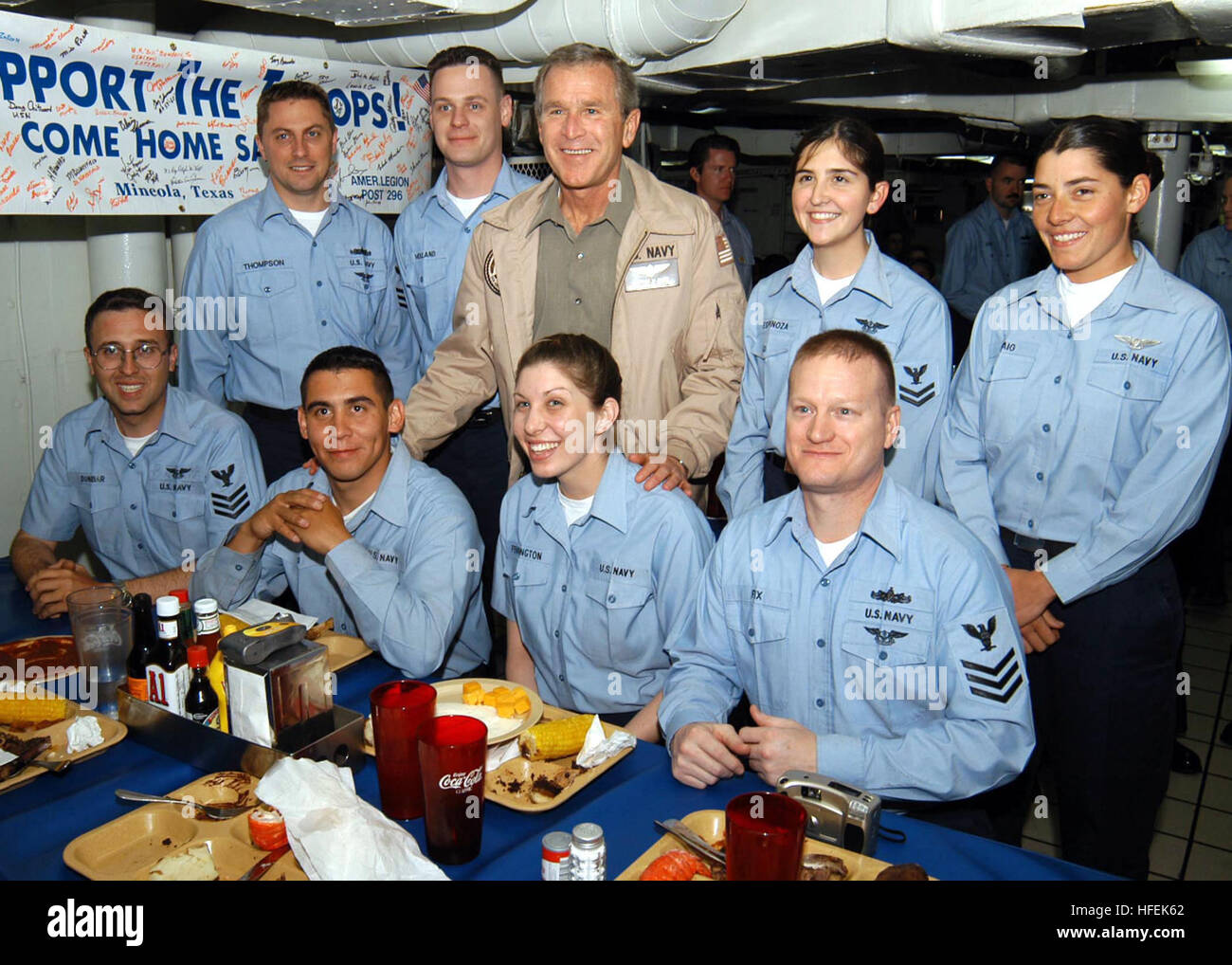 030501-N-0000C-002 de l'océan Pacifique (1 mai 2003) -- Ordnanceman Aviation aviateur Timothy Roberts (assis, au centre à gauche) qui partage Midland, Texas, en tant que ville natale avec le président George Bush, pose pour une photo avec le président. Airman Roberts a été choisi pour participer à un dîner avec le Président sur l'USS ABRAHAM LINCOLN (CVN 72) mess arrière meck. Le dîner a eu lieu dans le cadre de la récente visite du président Bush au transporteur de classe Nimitz. U.S. Navy photo by PhotographerÕs Mate 3 classe Tyler J. Clements (libéré) US Navy 030501-N-0000C-002 Aviation aviateur Ordnanceman Timothy Roberts (assis, au centre à gauche) Banque D'Images