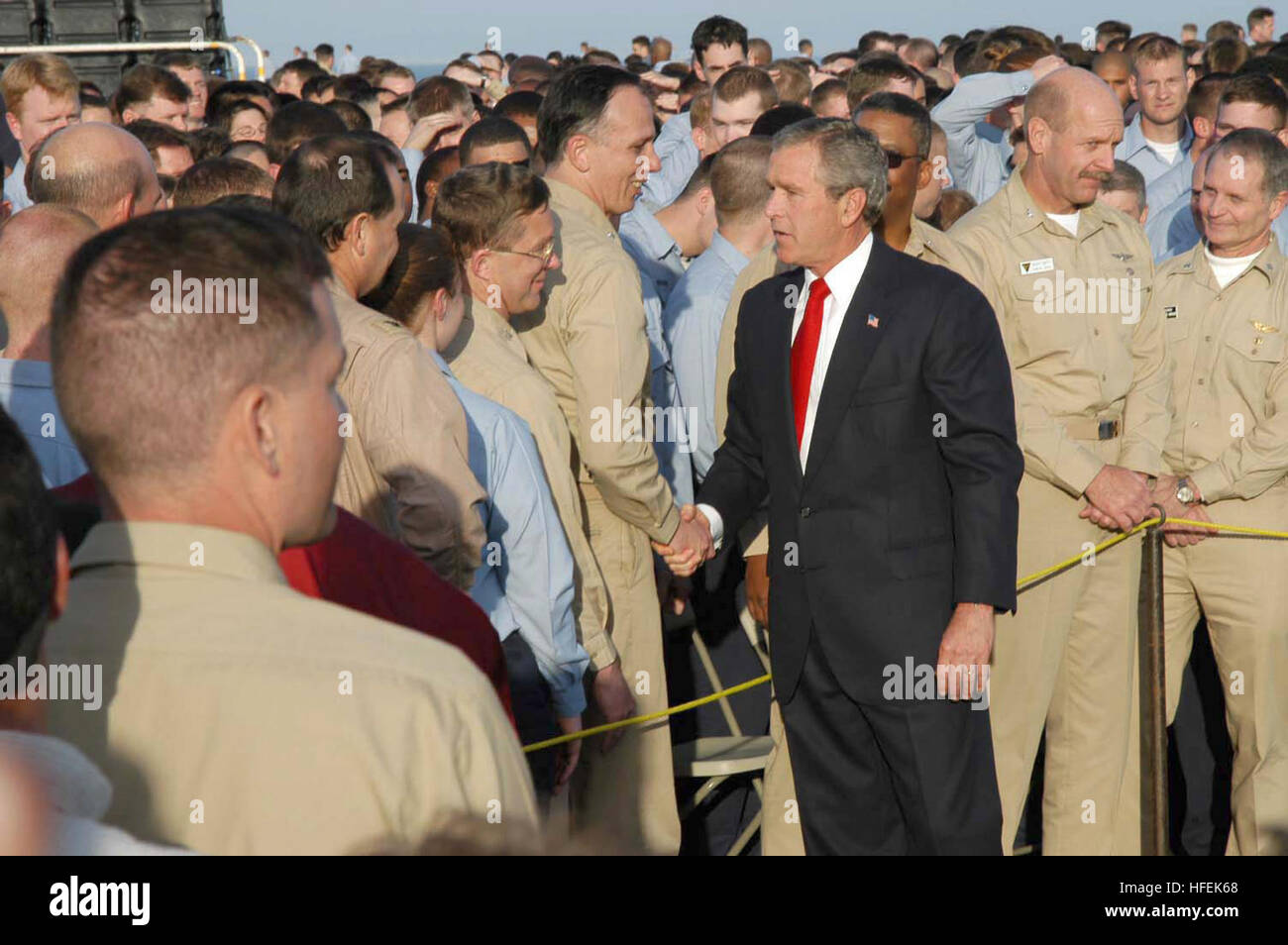 030501-N-6817C-113 l'océan Pacifique (1 mai 2003) -- Le Président George W. Bush serre la main de l'équipage après avoir adressé un message à la Nation de l'envol du USS ABRAHAM LINCOLN (CVN 72). Le Président est d'une visite à bord du navire pour rencontrer les marins comme Lincoln se prépare à retourner d'un 10 mois de déploiement dans le golfe Persique dans le cadre de l'opération Iraqi Freedom. U.S. Navy photo by Photographer's Mate 3 classe Tyler Clements. (Libéré) US Navy 030501-N-6817C-113 Le Président George W. Bush serre la main de l'équipage après avoir adressé un message à la Nation de l'envol du USS Abraham Li Banque D'Images