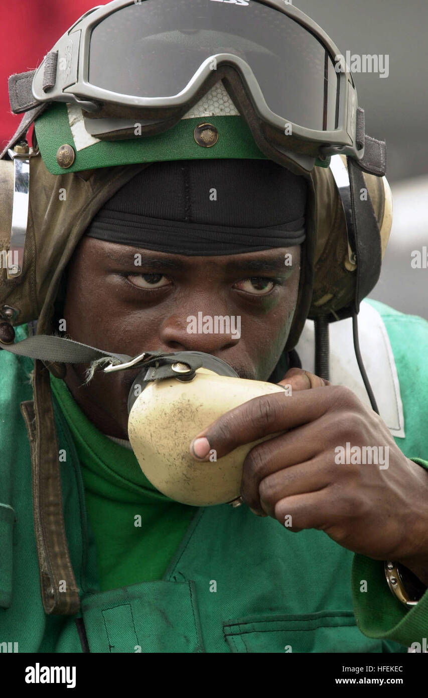 030517-N-2385R-001 à bord du USS Nimitz (CVN 68) 17 mai 2003 - L'Aviateur Leguan Penigo mans le souffle réacteur déflecteur (JBD) sound-Téléphones pour une inspection avant d'opérations aériennes. Le groupe aéronaval du Nimitz et Carrier Air Wing onze (CVW-11) sont déployés dans le cadre de l'opération Iraqi Freedom à bord du USS Nimitz (CVN 68). L'opération Iraqi Freedom est l'effort de la coalition pour libérer le peuple irakien, éliminer les IraqÕs les armes de destruction massive, et la fin du régime de Saddam Hussein. U.S. Navy photo by PhotographerÕs Mate 3 Classe Yesenia Rosas. (US Navy) Parution 03 Banque D'Images