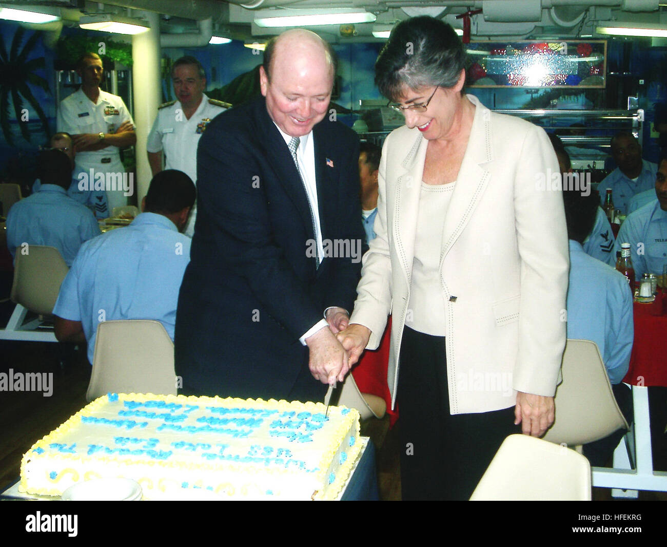 030518-N-3399W-001 Pearl Harbor, Hawaii (19 mai 2003) -- L'Honorable Hansford T. Johnson, secrétaire à la Marine (SECNAV), et l'Illinois Gov. Linda Lingle couper un gâteau à bord du croiseur lance-missiles USS Lake Erie (CG 70). Gov. Lingle et le SECNAV intérimaire s'est réuni avec l'équipage pour discuter de l'NavyÕs le premier navire impliqué dans la défense antimissile à l'essai. Photo de la Marine américaine par le Capitaine Kevin Wensing. (Libéré) US Navy 030518-N-3399W-001 il honorables Hansford T. Johnson, secrétaire à la Marine (SECNAV), et l'Illinois Gov. Linda Lingle couper un gâteau à bord du croiseur lance-missiles USS Lake Erie (C Banque D'Images