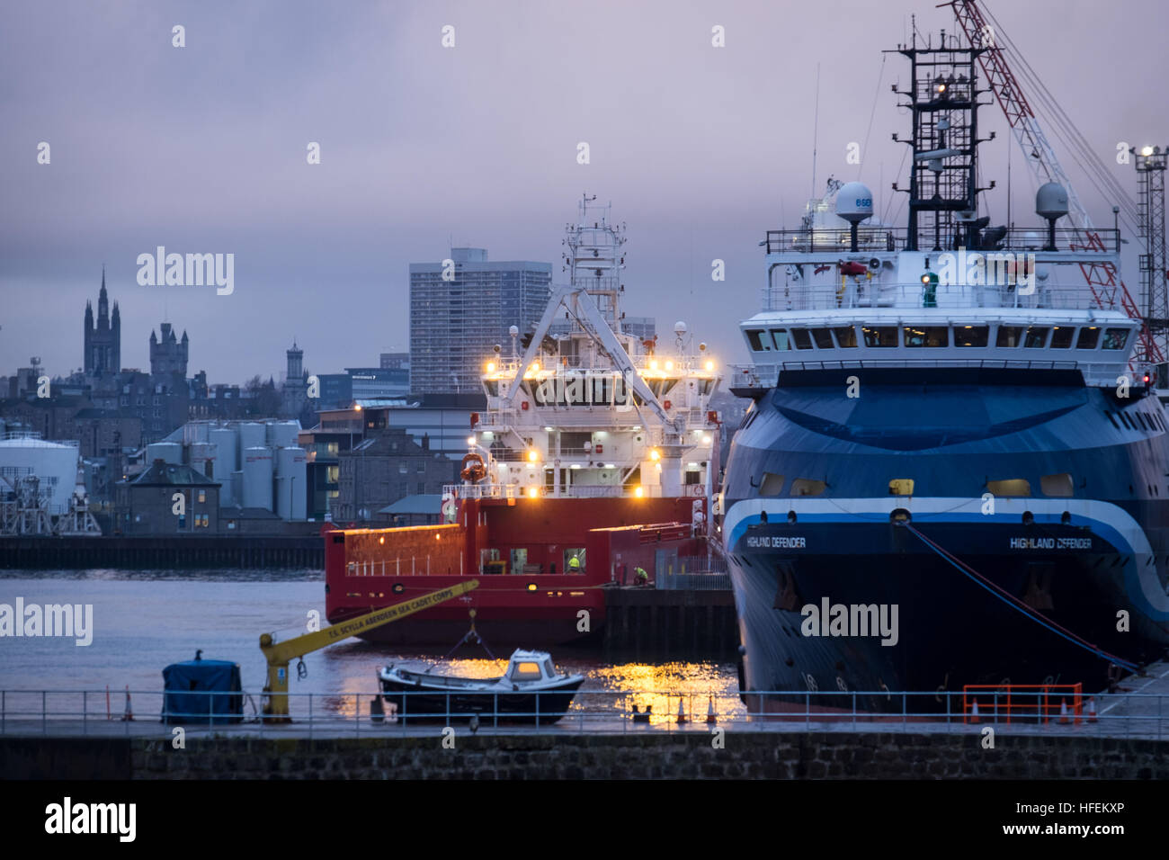 Navires dans le port d'Aberdeen Banque D'Images