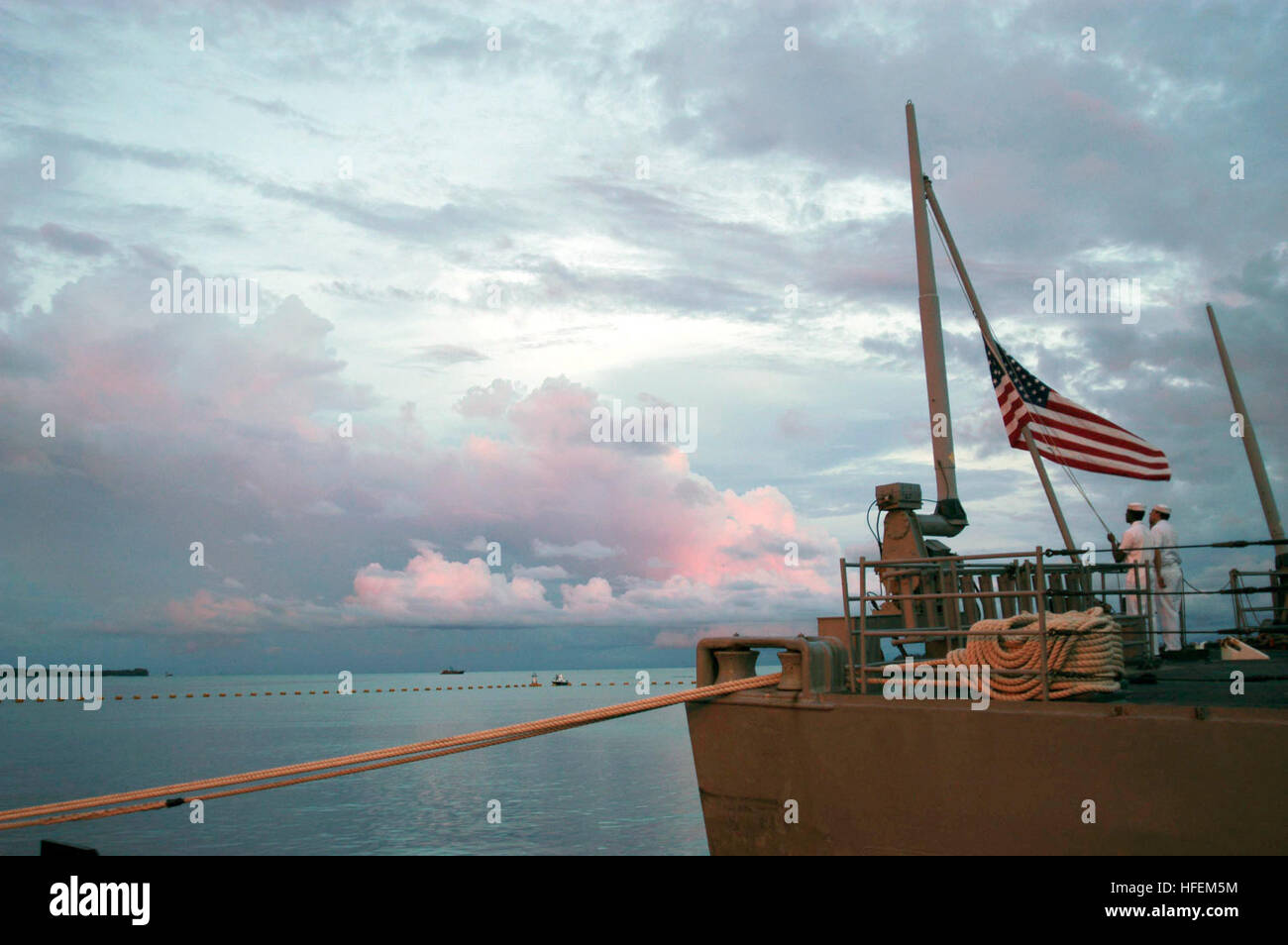 030623-N-0493B-006, Brunei Muara (Juin 23, 2003) -- les marins à bord du croiseur lance-missiles USS Vincennes (CG 49) abaisser le drapeau lors de la traditionnelle soirée cérémonie 'couleurs'. Le navire est dans le weekl-ong Brunéi, phase d'exercice de préparation et de formation La coopération à flot (carat). CARAT est un série d'exercices militaires bilatéraux entre les États-Unis et l'Association de plusieurs nations de l'Asie du Sud-Est (ANASE). Photo par le lieutenant de la Marine américaine Chuck Bell. (Libéré) US Navy 030623-N-0493B-006 Les marins à bord du croiseur lance-missiles USS Vincennes (CG 49) abaisser le drapeau d Banque D'Images